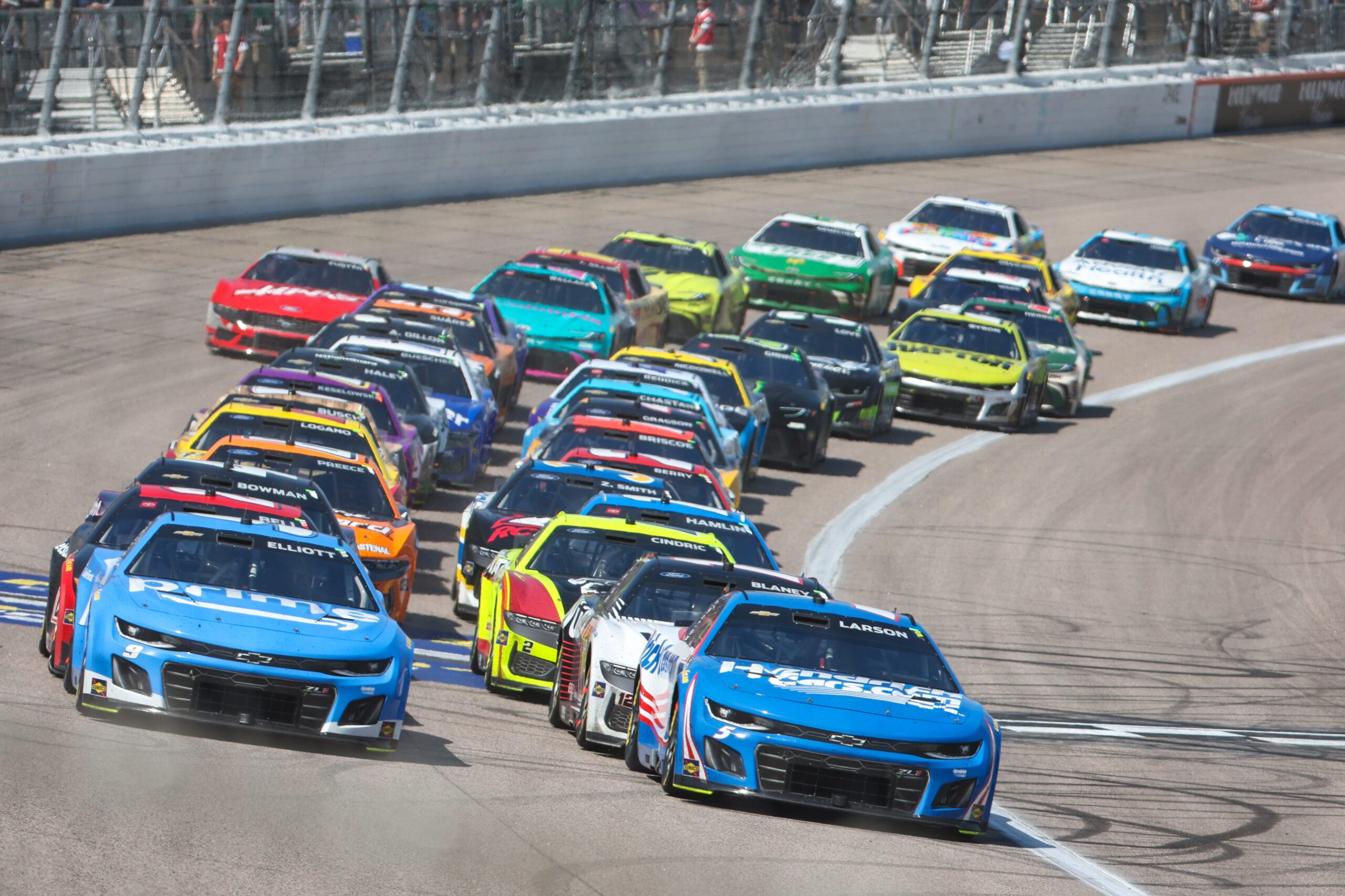 Kyle Larson, NASCAR, AdventHealth 400, Kansas Speedway, Christopher Bell, Yarış zaferi, Hendrick Motorsports, Chevrolet, Dale Jarrett, 2025 NASCAR Cup Series, Ryan Blaney, Chase Briscoe, Alex Bowman, Yarış özeti, Motorsport, Otomobil yarışı, Yarış sonuçları, Denny Hamlin, William Byron, Lastik patlaması, Brad Keselowski, Kaza, Yarış detayları, Otomobil sporları
