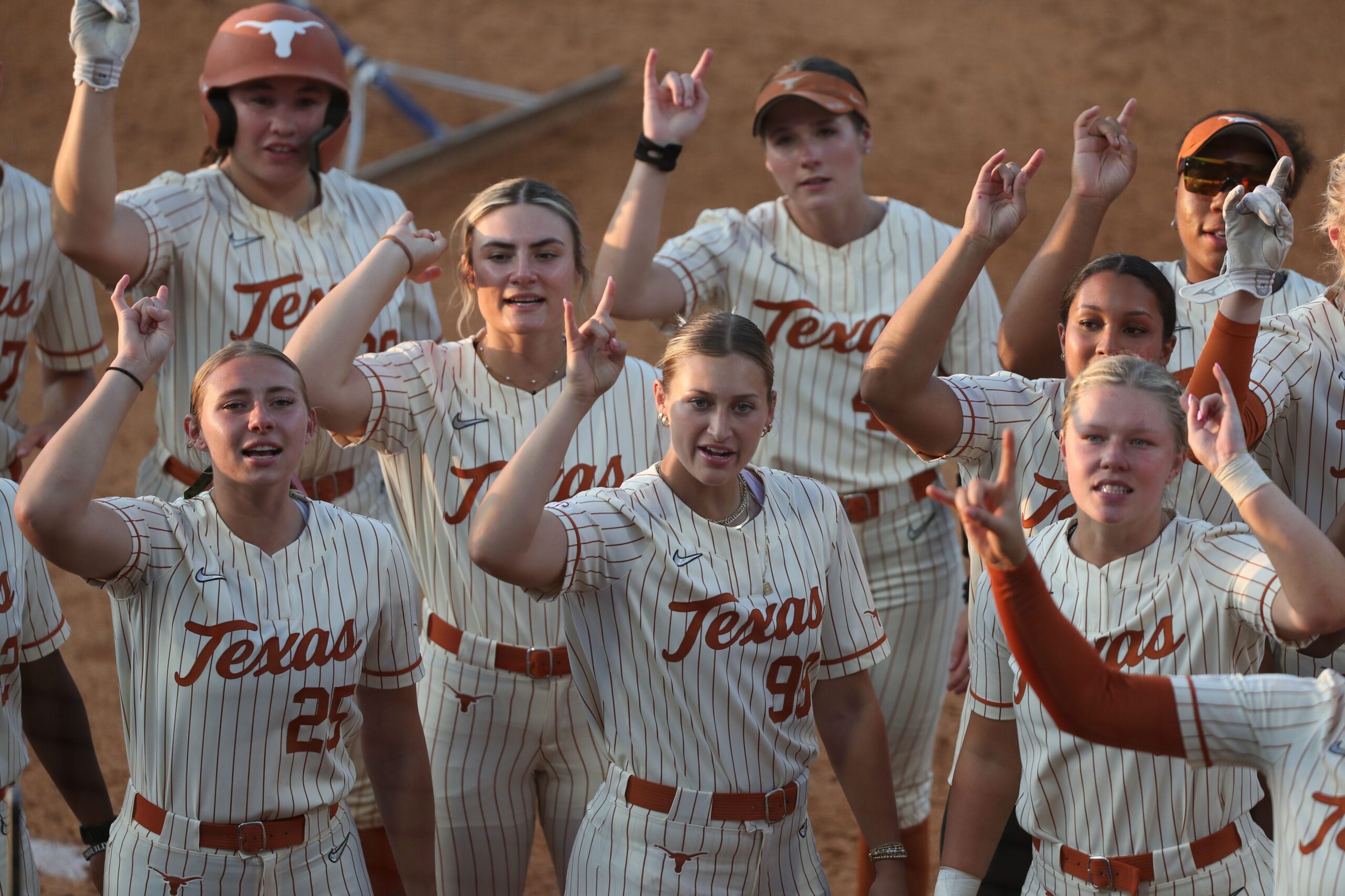 Texas Longhorns softball, NCAA şampiyonluğu, Kadınlar Koleji Dünya Serisi, Reese Atwood, Mia Scott, Teagan Kavan, Mike White, Austin Bölgesi, Southeastern Konferansı, softball, üniversite softball'u, kolej softball'u, Oklahoma, Texas A&M
