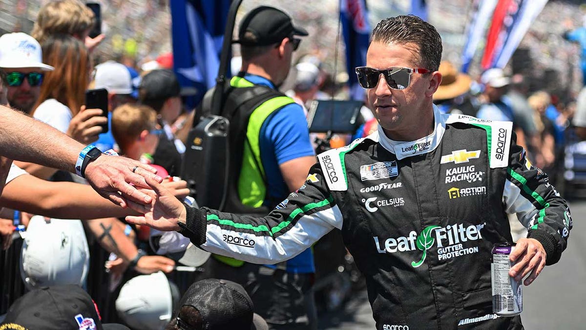 A.J. Allmendinger, NASCAR, AdventHealth 400, Kansas Speedway, ECR Engines, motor arızası, küfür, Kaulig Racing, Kyle Larson, yarış sonucu, puan durumu, playoff yarışı, Fox News Sports
