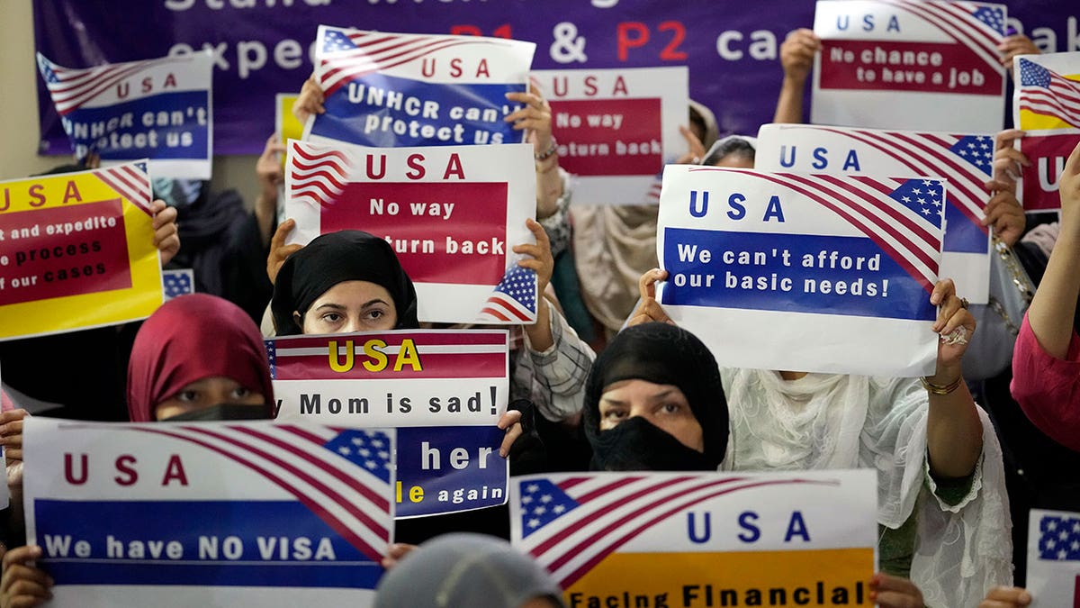 Meta anahtar kelimeler oluştururken, hem içeriğin konusunu yansıtmalı hem de arama motorlarında görünürlüğü artırmalıyız. Bu makale, Trump yönetiminin Afgan Hristiyanlara yönelik olası sınır dışı politikaları, dini özgürlük, Evanjelik Hristiyanların görüşleri ve mülteci yerleşimi gibi konuları içeriyor. İşte Türkçe olarak hazırlanmış, içeriğe uygun meta anahtar kelimeler:

Trump, Hristiyanlar, Afganistan, Mülteci, Sınır Dışı, Dini Özgürlük, Evanjelik, ABD, Göç, Taliban, İltica, Trump Yönetimi, Mülteci Hakları, Hristiyan Mülteciler, Siyasi İltica, ABD Göç Politikası, Dini Zulüm, İnsan Hakları, Hristiyanlık, Amerika
