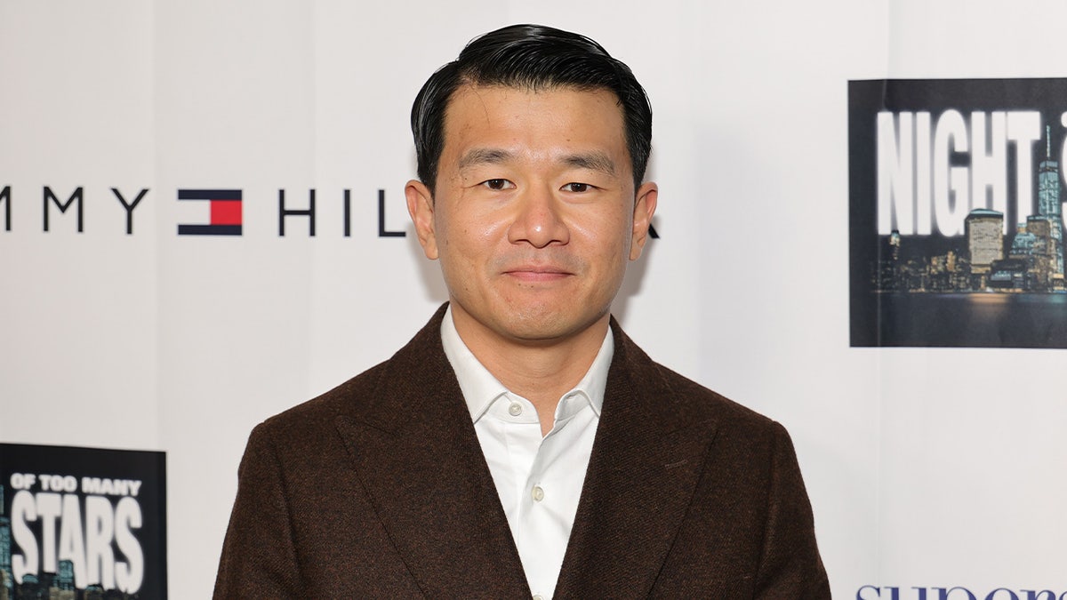 Ronny Chieng, The Daily Show, ABD vatandaşlığı, Evil Empire, Variety Awards Circuit, podcast, Malezya, göçmenlik, stand-up komedi, Crazy Rich Asians, Donald Trump, siyasi yorum, medya, kültür, televizyon, Acil Servis
