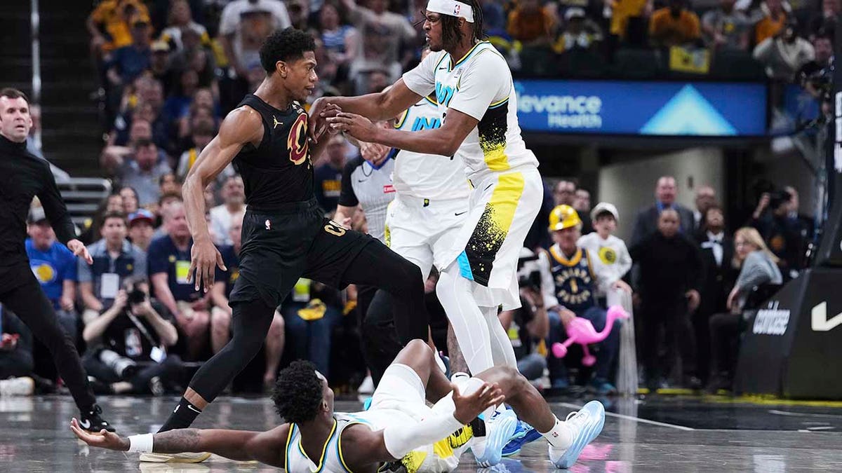 Cleveland Cavaliers, DeAndre Hunter, Indiana Pacers, Bennedict Mathurin, kavga, playofflar, basketbol, NBA, Myles Turner, faul, teknik faul, maç, spor, Fox News
