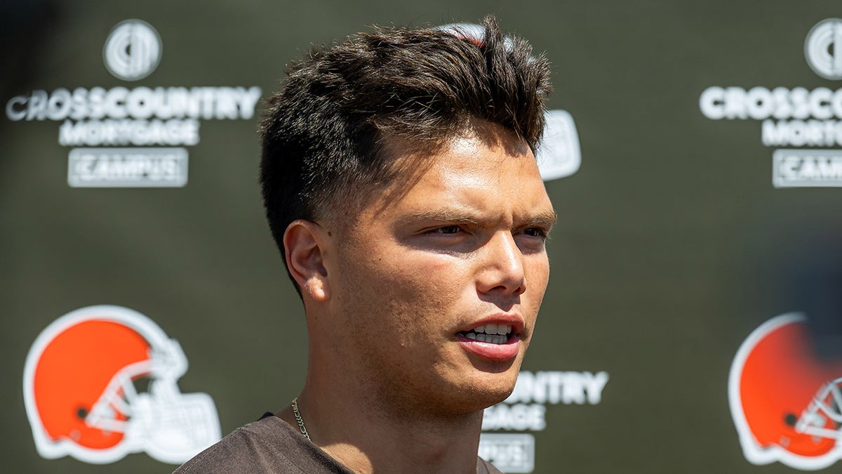 Dillon Gabriel, Shedeur Sanders, Cleveland Browns, NFL Draft, quarterback rekabeti, Joe Flacco, Kenny Pickett, Deshaun Watson, Kevin Stefanski, Heisman Trophy, rookie minicamp, futbol, spor haberleri, NFL
