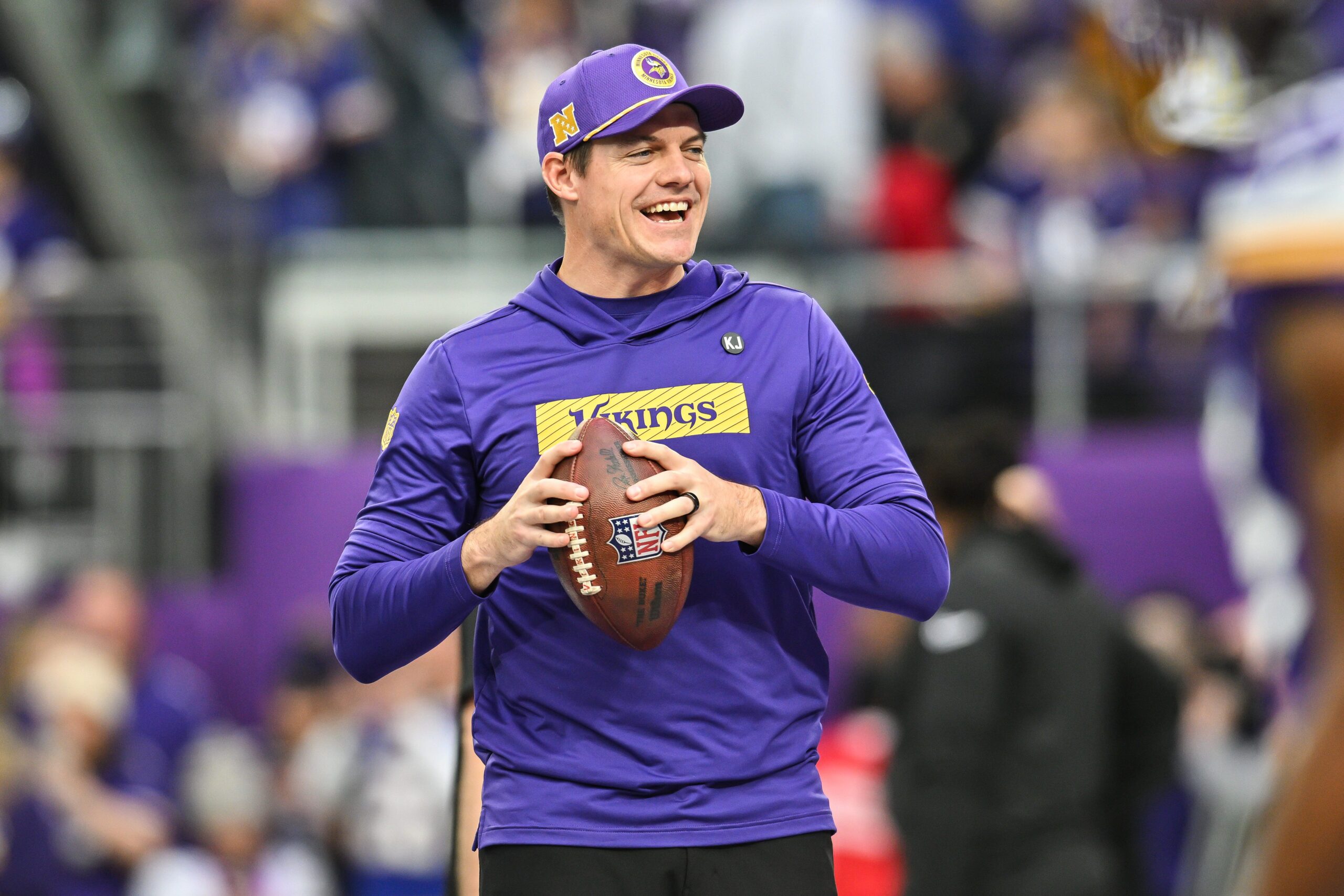Minnesota Vikings, NFL, 2025, J.J. McCarthy, Sam Darnold, NFC North, Futbol, Tahminler, Takvim, Maçlar, Haberler, Analiz, Transferler, Koç, Kevin O'Connell, Justin Jefferson, Jordan Addison, T.J. Hockenson, Sharp Football Analysis, Zorlu Takvim, Playofflar, Şampiyonluk, Biletler
