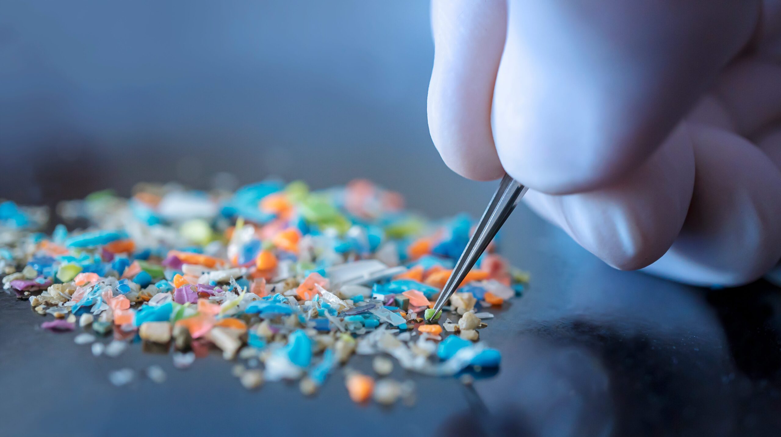 plastik kirliliği, mikroplastikler, insan sağlığı, kalp hastalığı, plastik üretimi, geri dönüşüm, Birleşmiş Milletler, plastik anlaşması, Robert Kennedy Jr., sağlık ve insan hizmetleri bakanlığı, çevresel etkiler, plastik endüstrisi, toksik kimyasallar, sağlık riskleri, beslenme, egzersiz
