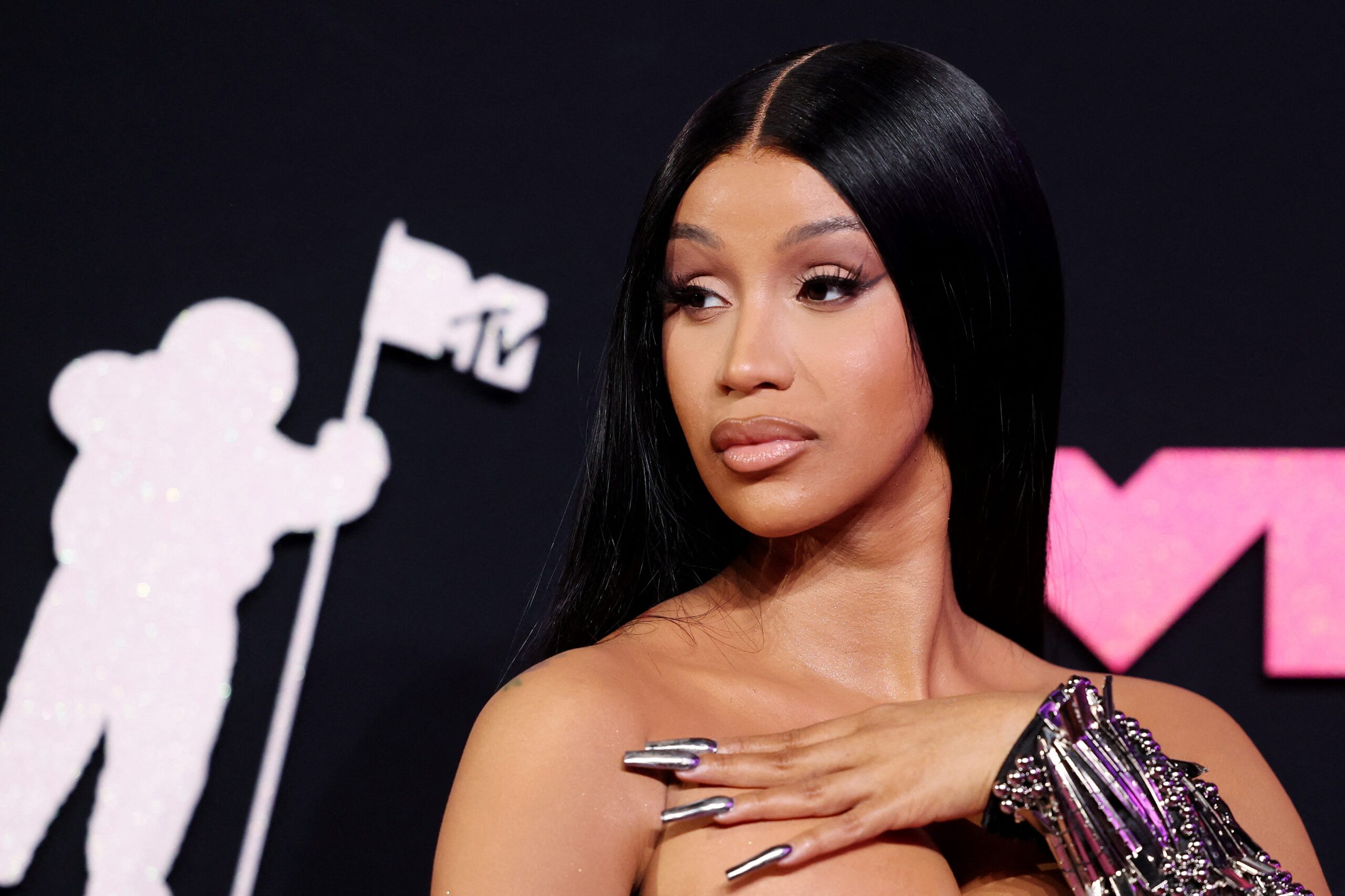 Sahte silikon enjeksiyonları, yasa dışı estetik, kara borsa estetik, estetik komplikasyonları, silikon enjeksiyonu riskleri, plastik cerrahi komplikasyonları, Cardi B estetik hikayesi, ucuz estetik tehlikeleri, yetkisiz estetik uygulamaları, estetik turizmi riskleri, enjeksiyon sonrası enfeksiyon, silikon migrasyonu, kronik ağrı, vücut deformasyonu, estetik ameliyat düzeltmeleri, endüstriyel silikon, mineral yağı enjeksiyonu, mısırözü yağı enjeksiyonu, bitkisel yağ enjeksiyonu, dolgu partileri, botoks partileri, plastik cerrah uyarısı, Dr. Josef Hadeed, Dr. Benjamin Caughlin
