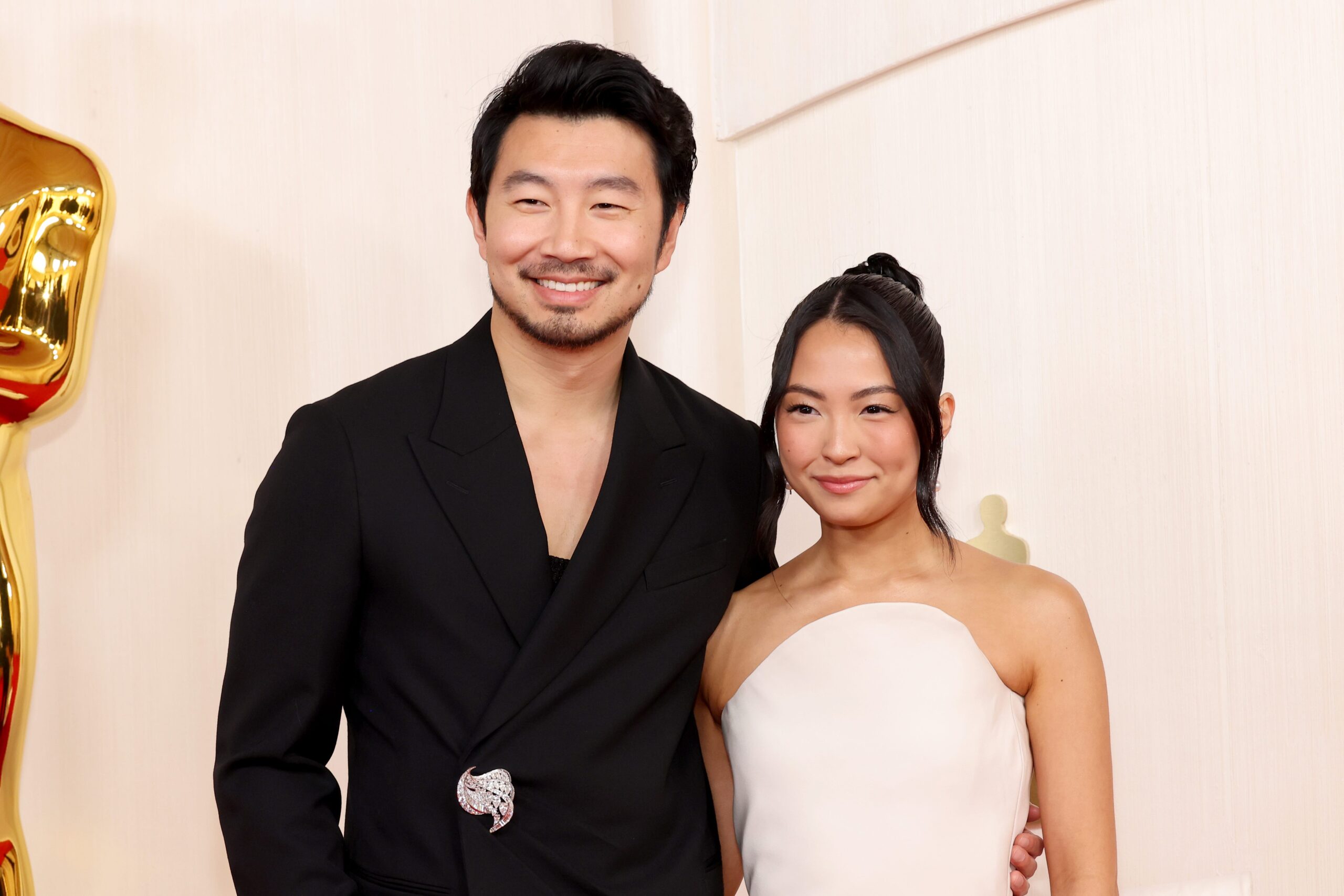 Simu Liu, Shang-Chi, nişan, Allison Hsu, Marvel, Avengers: Doomsday, Barbie, Last Breath, ünlü nişan, magazin, dedikodu, Simu Liu nişanlandı, Forbes 30 Under 30, Interscope Records, Billie Eilish, Finneas, Lady Gaga, romantik ilişki, düğün, Simu Liu evleniyor, film, oyuncu, aktör, süper kahraman, on yüzük efsanesi, engagement, celebrity news, Simu Liu engaged
