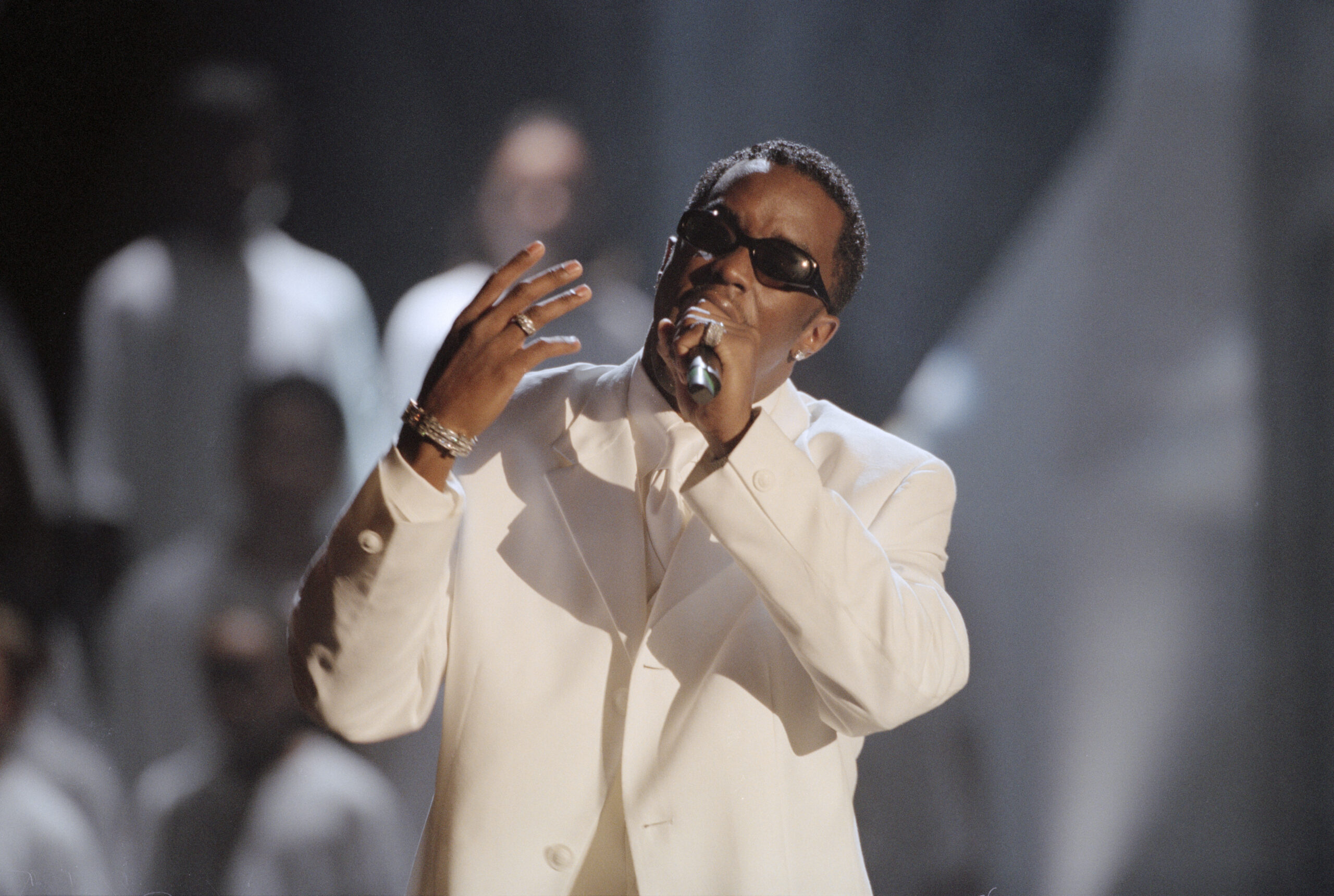 Sean Combs, Diddy, Puff Daddy, Bad Boy Records, cinsel saldırı, insan ticareti, rap, hip-hop, müzik endüstrisi, suç, taciz, davalar, White Parties, ünlüler, suç örgütü, suç ortağı, Jeffrey Epstein, QAnon, siyah girişimciler, siyah sanatçılar, Andre Harrell, Uptown Records, Notorious B.I.G., Biggie Smalls, Craig Mack, Faith Evans, Mase, Lil’ Cease, ghetto fabulous, şiddet, silah, jennifer lopez, shyne barrow, revolt tv, dr. dre, russell simmons, kara para aklama, sektör sırları, müzik, ünlü skandalları, net değer, Sean John, Forbes, Ciroc, DeLeón Tequila, suçlu.
