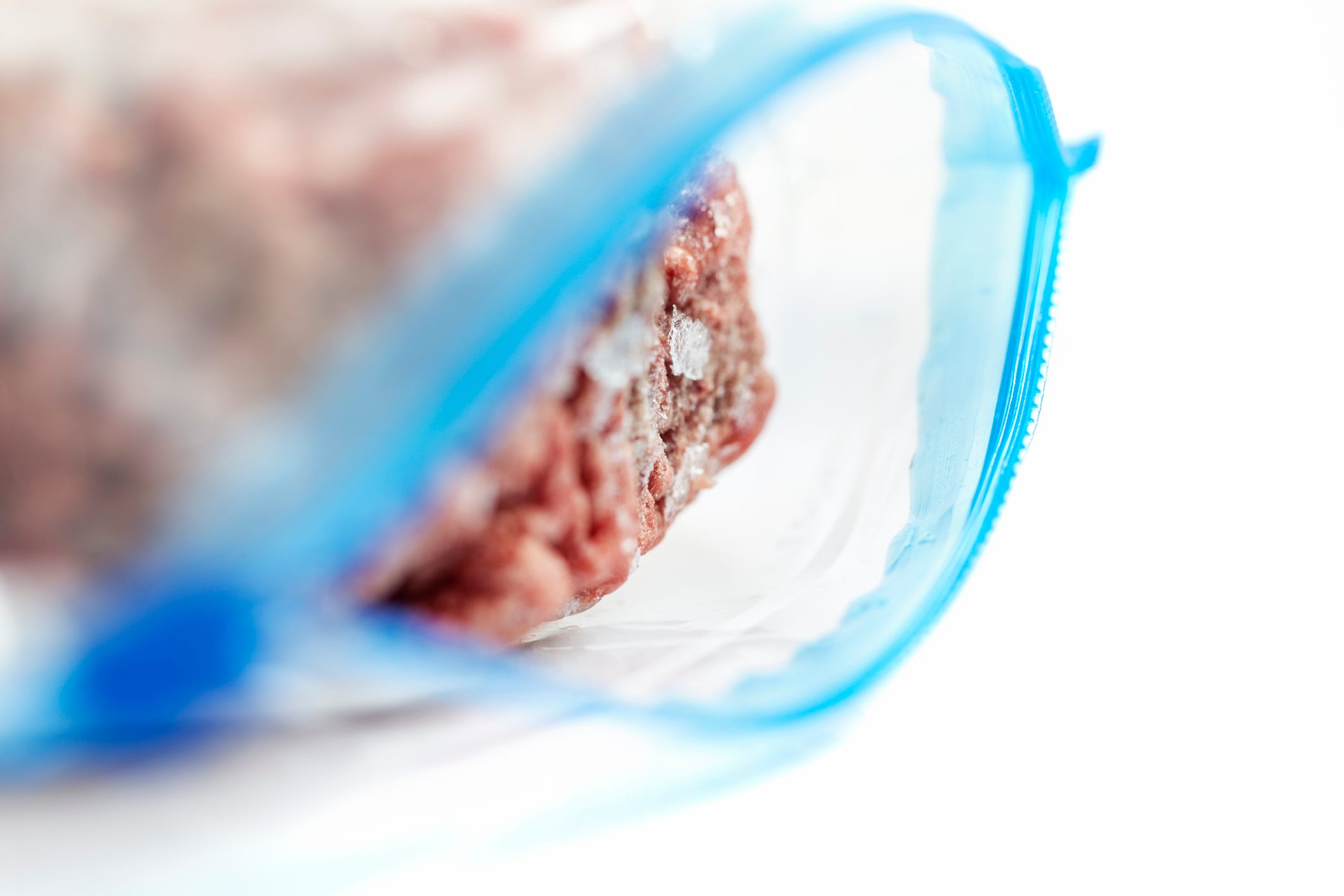 Ziploc, mikroplastik, dava, S.C. Johnson, Kaliforniya, sınıf davası, mikrodalga, dondurucu, gıda güvenliği, sağlık riskleri, tüketici hakları, plastik kirliliği, Linda Cheslow, USA TODAY, Melina Khan
