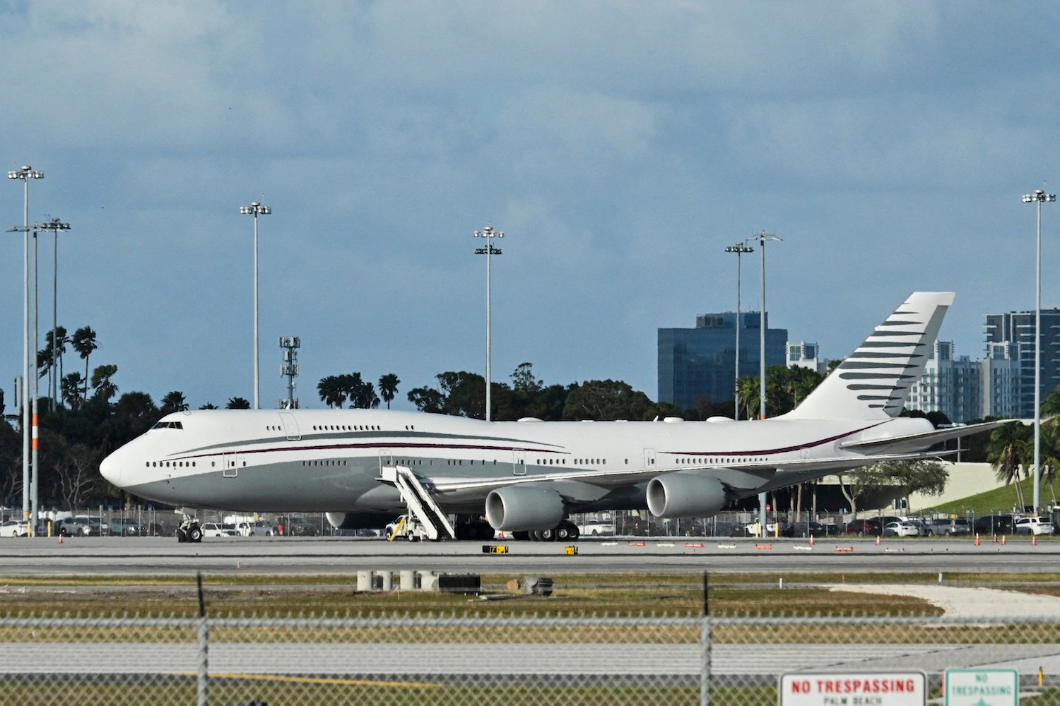Donald Trump, Katar, Air Force One, yolsuzluk, Emoluments Clause, Anayasa krizi, $TRUMP, kripto para, Signalgate, Mike Waltz, Pete Hegseth, Jeffrey Goldberg, Amy Klobuchar, Kilmar Abrego Garcia, Ronald Reagan Presidential Library, Boeing 747-8, dış anlaşma, hediye, savunma departmanı, jeopolitik, Trump Organization, golf resortu
