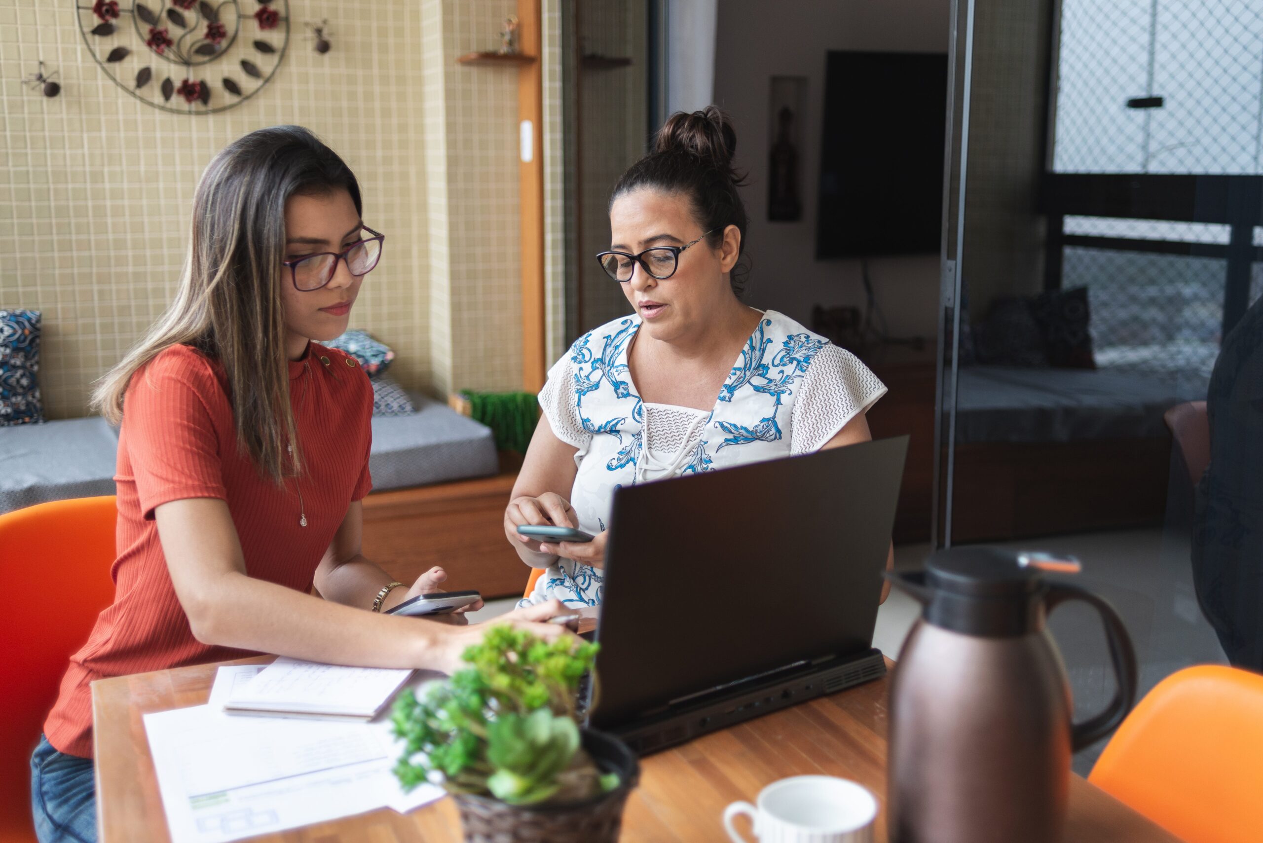 Para yardımı, finansal destek, genç yetişkinler, ebeveynler, cep telefonu faturası, harcamalar, bütçe, Gen Z, Millennials, tasarruf, finansal bağımsızlık, aile ilişkileri, mali durum, abonelik hizmetleri, enflasyon, mali sıkıntılar, emeklilik tasarrufları, finansal okuryazarlık, finansal eğitim.