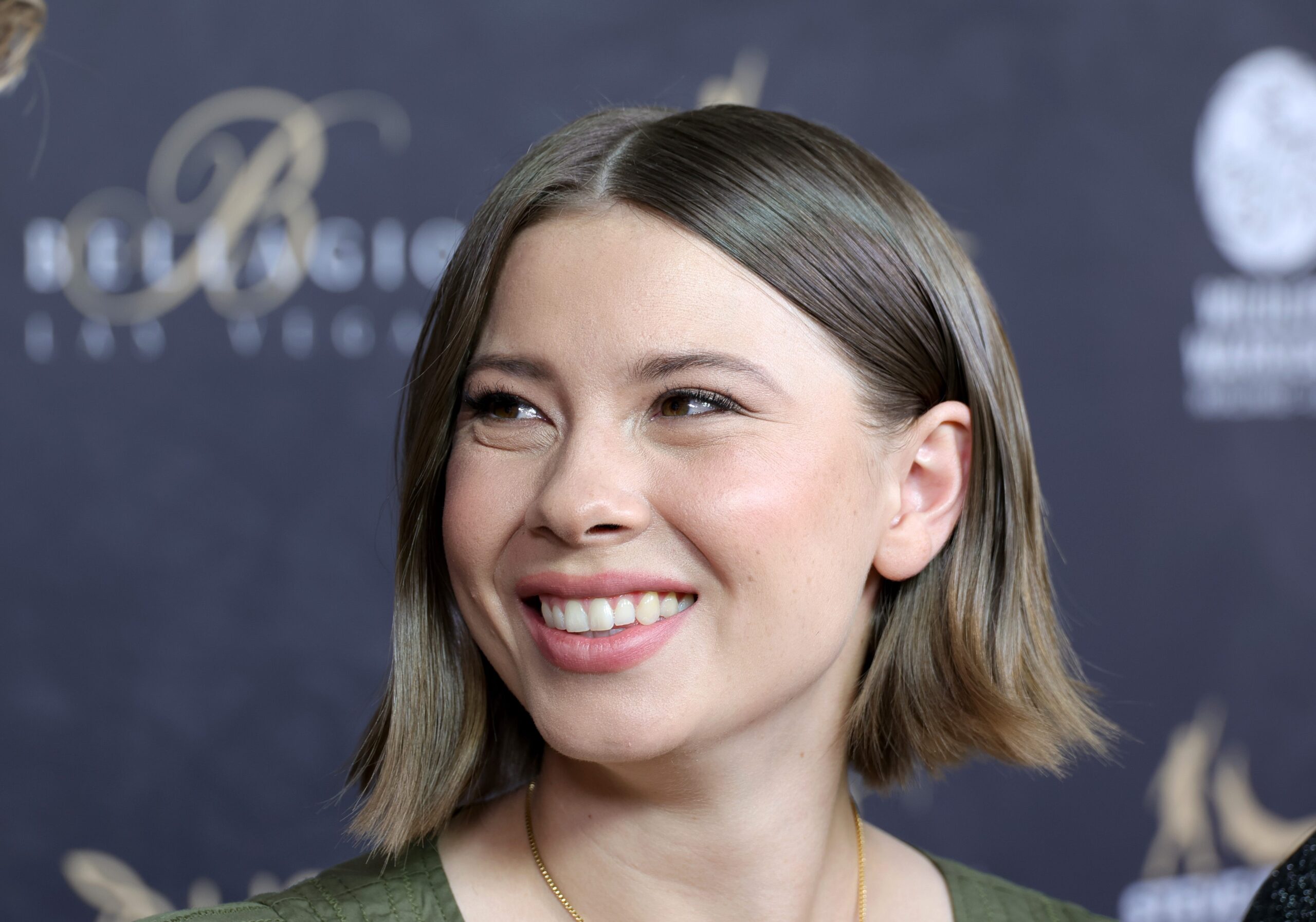 Bindi Irwin, acil ameliyat, apandisit, yırtılmış apandisit, Robert Irwin, Steve Irwin, Terri Irwin, endometriosis, kadın sağlığı, sağlık, zookeeper, TV kişiliği, Avustralya Hayvanat Bahçesi, gala, tıbbi durum, ameliyat sonrası iyileşme, sağlık savunuculuğu, tıbbi teşhis
