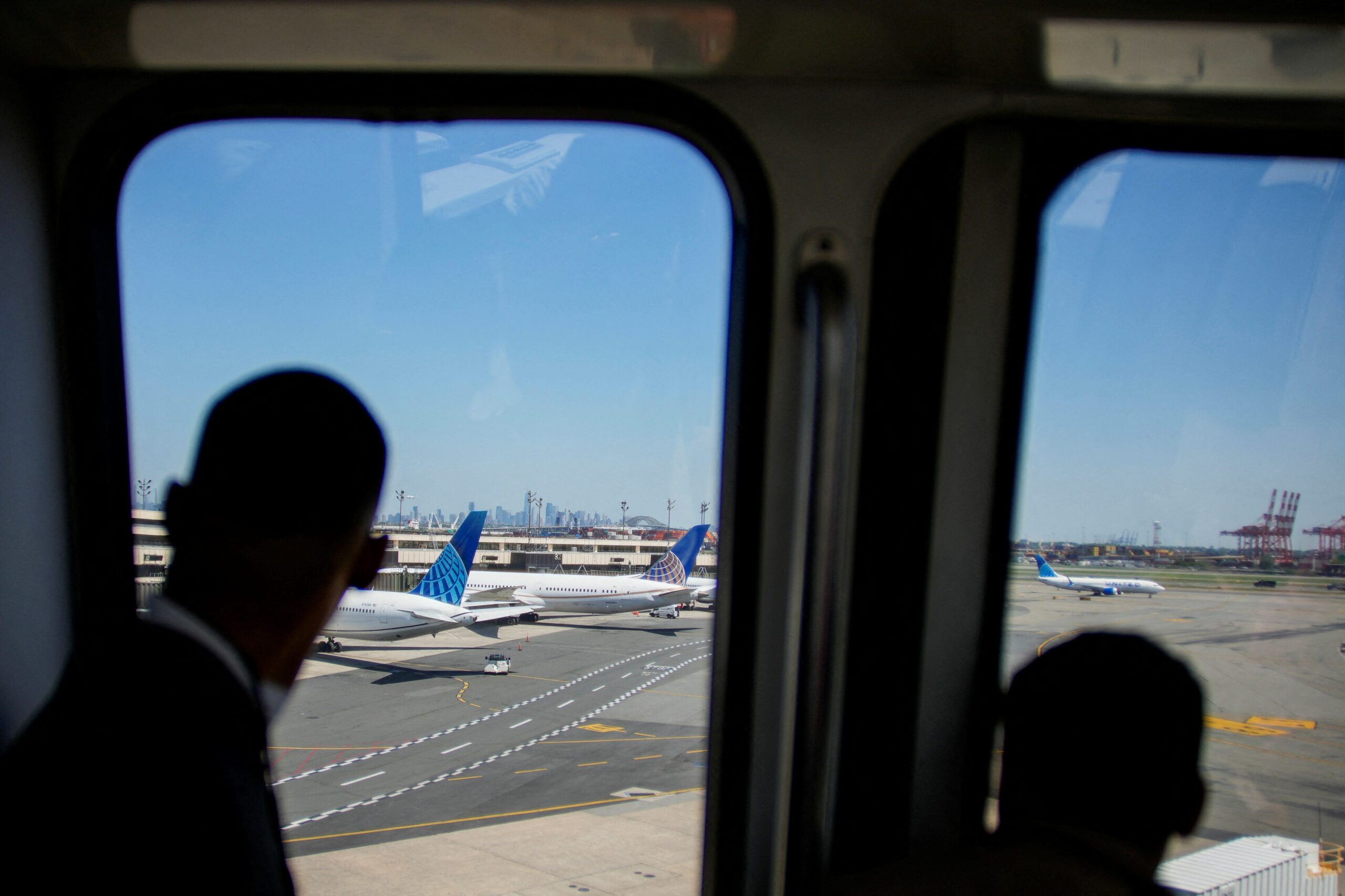 Hava trafiği kontrolü, FAA, Sean Duffy, Newark Liberty Uluslararası Havalimanı, uçuş tarifeleri, gecikmeler, iptaller, telekomünikasyon, radar arızası, United Airlines, Chris Rocheleau, müfettiş incelemesi

