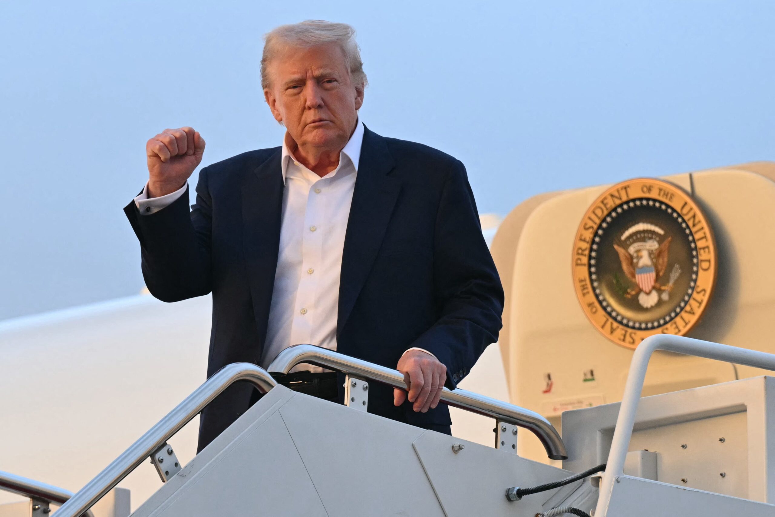 Meta anahtar kelimeler: Donald Trump, Katar, Hava Kuvvetleri Bir, rüşvet, siyaset, yolsuzluk, lüks jet, Rex Huppke, USA Today, MAGA, Cumhuriyetçiler, medya, eleştiri, komedi, ironi, üç oyuncak bebek, beş kalem, Trump International Golf Club Simaisima
