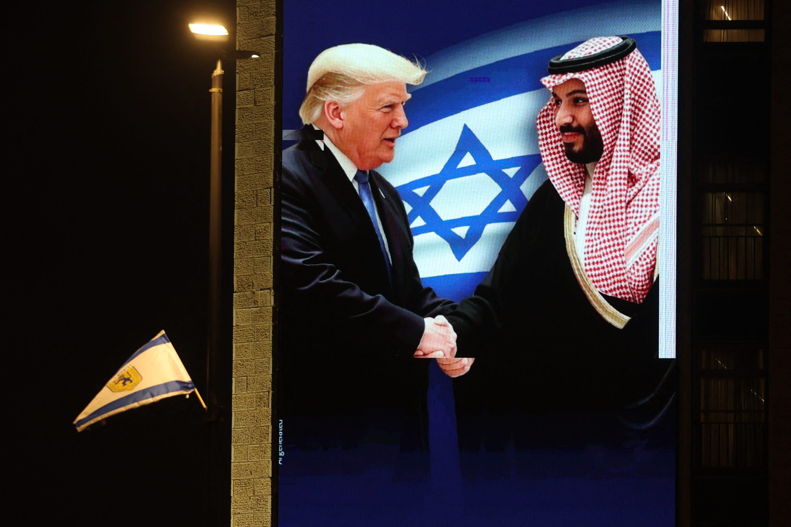 Donald Trump, Suudi Arabistan, Orta Doğu, iş ve diplomasi, Abraham Anlaşmaları, Suudi Arabistan yatırımı, rehin alma, Edan Alexander, Katar, Birleşik Arap Emirlikleri, Trump Organizasyonu, emlak, kripto para, golf sahası, Suudi Arabistan normalleşmesi, Mohammed bin Salman, Cemal Kaşıkçı, Saad İbrahim Almadi, siyaset, uluslararası ilişkiler.
