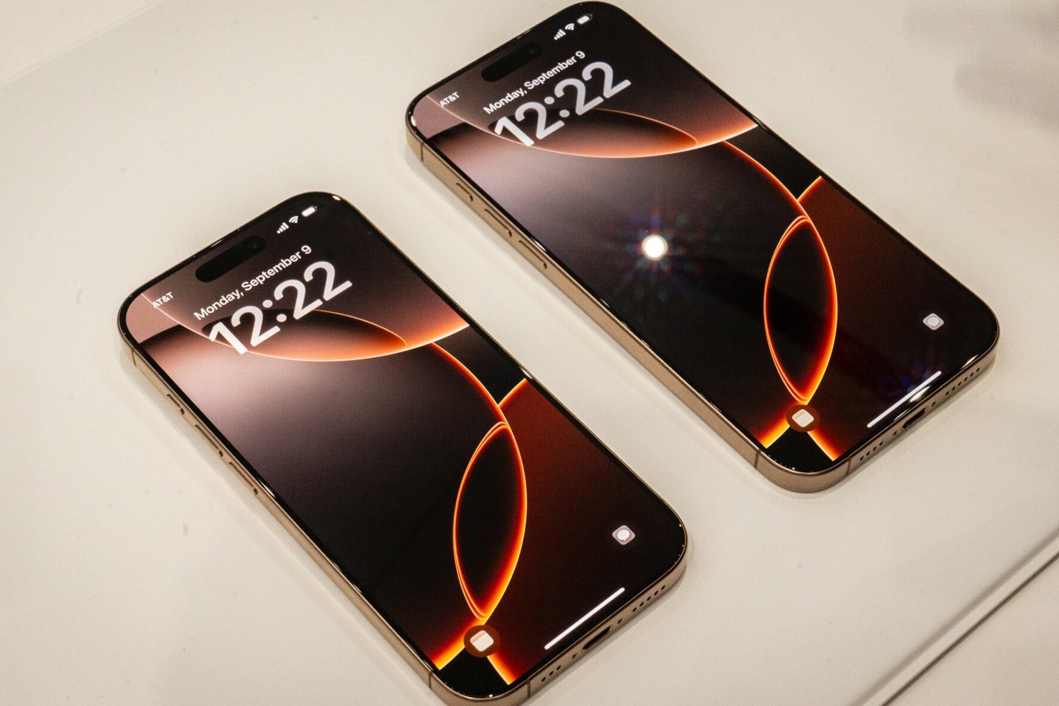 Apple, Mark Gurman, Bloomberg, iPhone, katlanabilir iPhone, akıllı gözlük, robotik kol, Vision Pro, iPhone 16e, lansman tarihi, dedikodular, haberler, Apple Terminal, teknoloji, Cupertino, 2026, 2027, tahminler, analizler, tedarik zinciri, Ming-Chi Kuo
