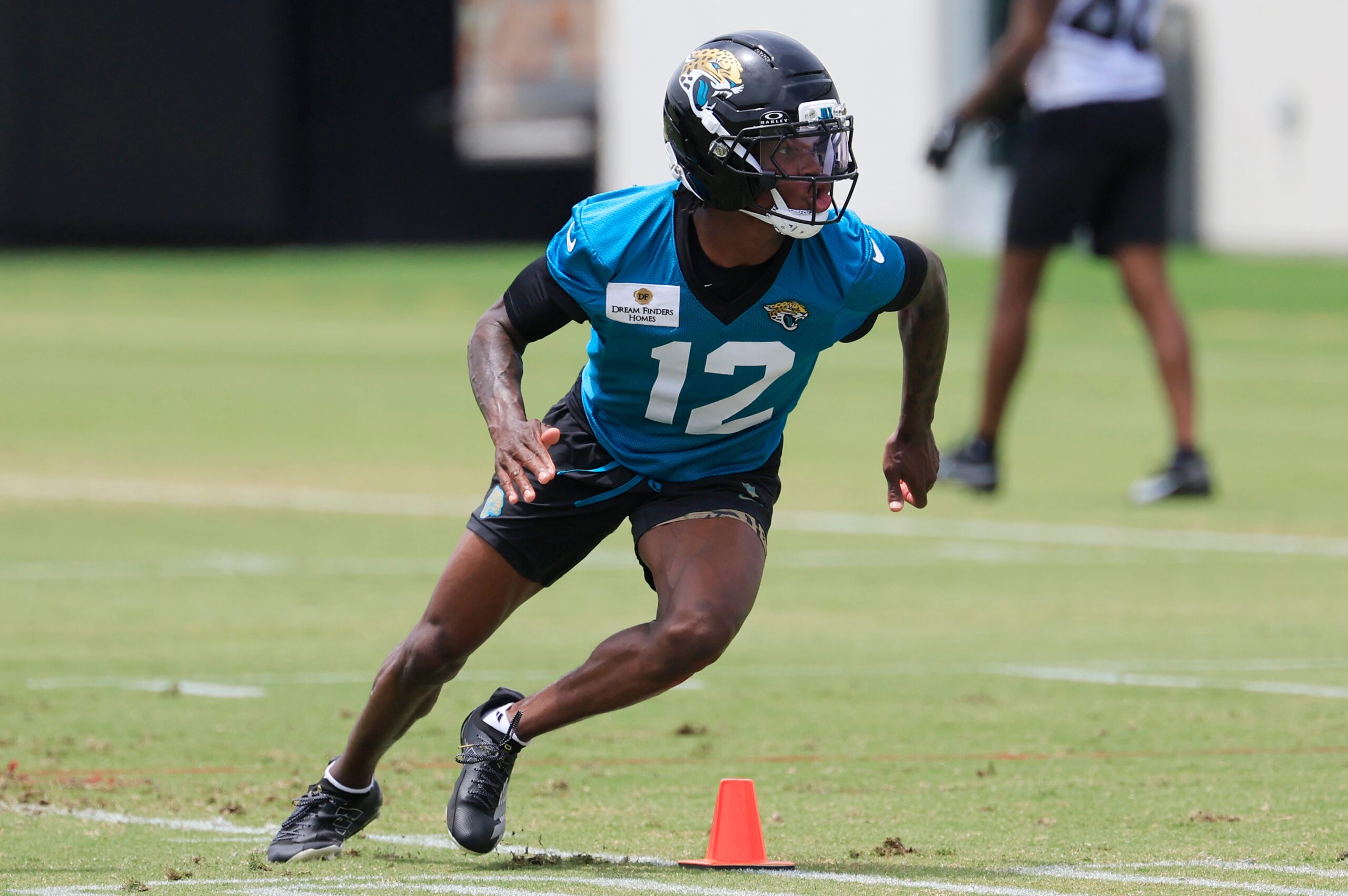 Travis Hunter, Colorado Üniversitesi, mezuniyet, mezuniyet töreni, antropoloji, Deion Sanders, Shilo Sanders, Shedeur Sanders, üniversite futbolu, Jacksonville Jaguars, NFL Draftı, akademik başarı, öğrenci sporcular, sahte haber, sosyal medya, üniversite kayıtları, mezuniyet şartları, eğitim
