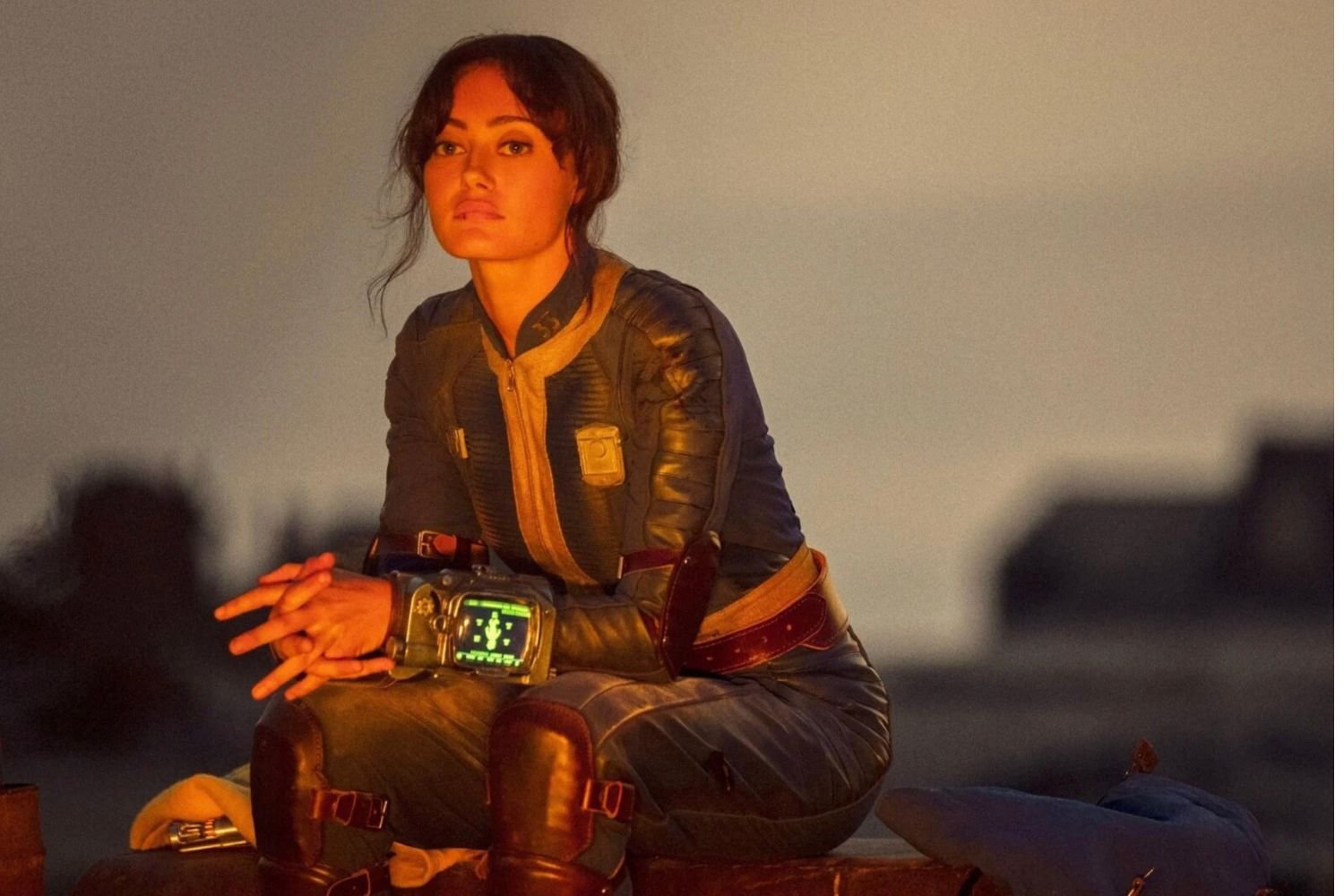 Fallout, Fallout dizisi, Prime Video, New Vegas, Vault-Tec, Ella Purnell, Walton Goggins, Jonathan Nolan, Lisa Joy, Geneva Robertson-Dworet, Graham Wagner, Bethesda, Amazon MGM Studios, video oyun uyarlaması, kıyamet sonrası, bilim kurgu, televizyon dizisi, dizi haberleri, 2025 dizileri, 2027 dizileri, Fallout sezon 2, Fallout sezon 3, Fallout evreni, televizyon dünyası, Amerikan dizileri, dizi incelemesi, popüler kültür, oyun adaptasyonu, fantastik diziler
