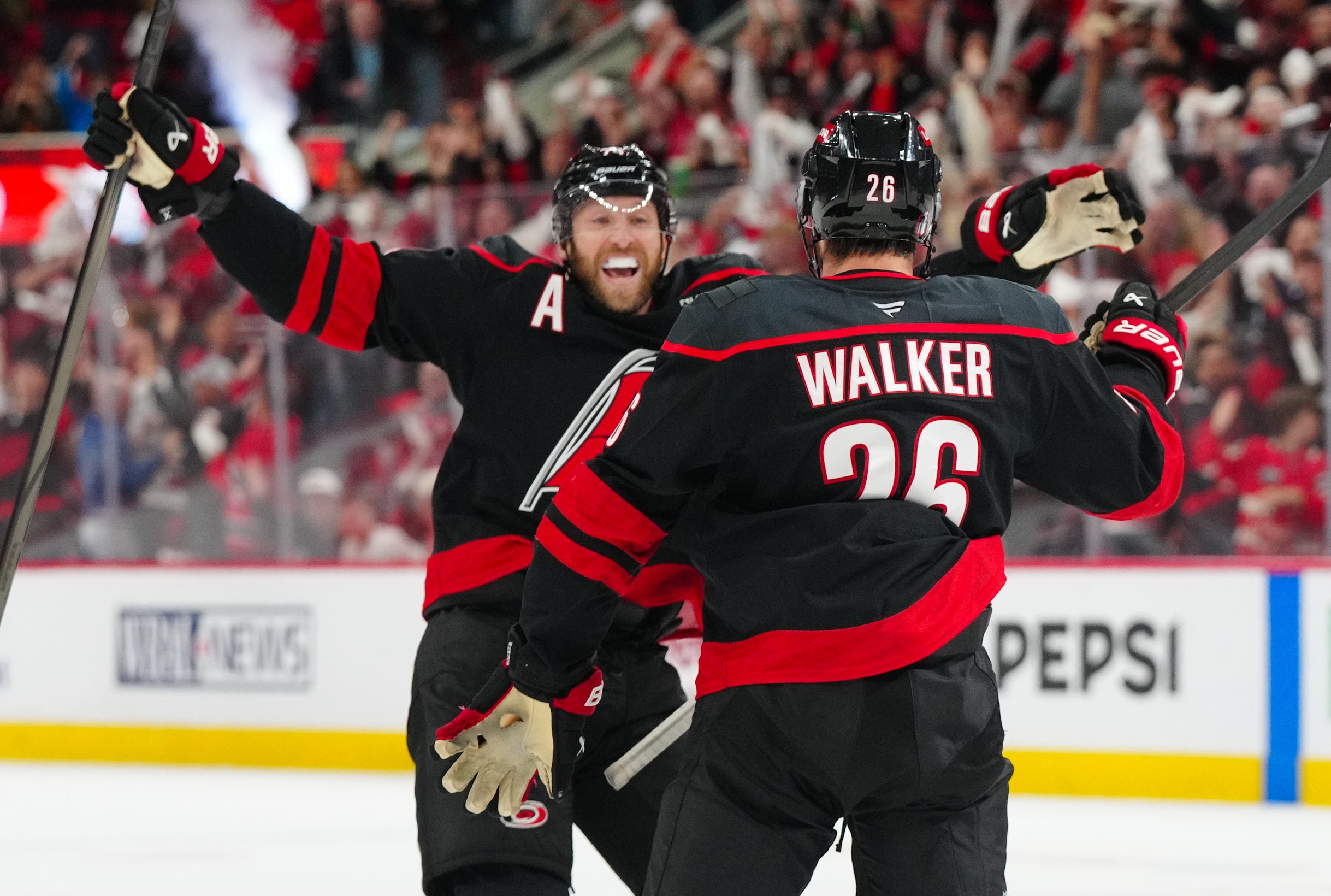 Carolina Hurricanes, Washington Capitals, Stanley Kupası, playoff, Doğu Konferansı finali, Sean Walker, Taylor Hall, Shayne Gostisbehere, Seth Jarvis, Andrei Svechnikov, Frederik Andersen, Jakob Chychrun, Alex Ovechkin, Logan Thompson, Rasmus Sandin, Jesperi Kotkaniemi, Eric Robinson, Jordan Martinook, Sebastian Aho, Jack Roslovic, hokey, buz hokeyi, maç özeti, skor, Kuzey Carolina, Raleigh, Washington D.C.
