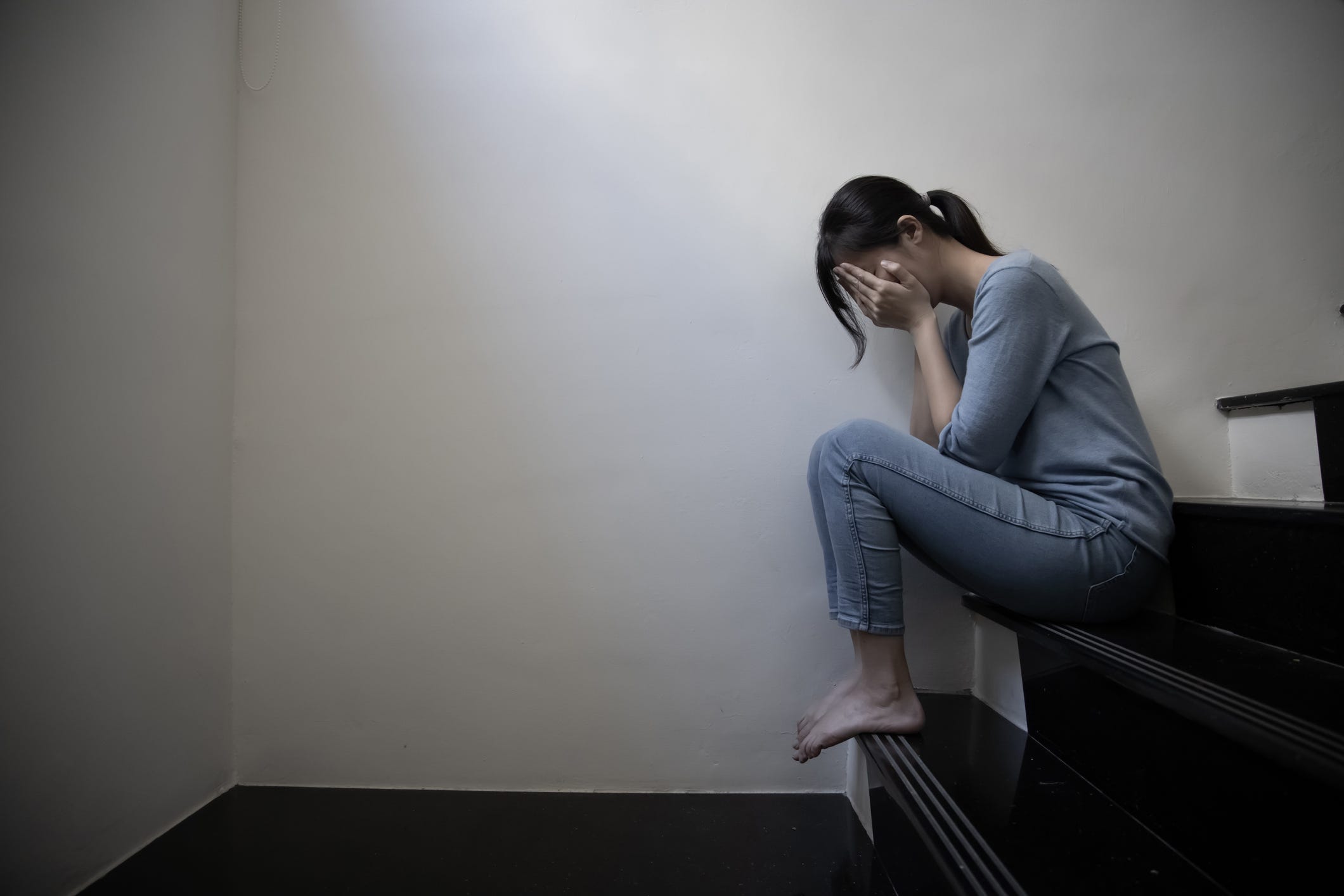 Duygusal istismar, psikolojik taciz, duygusal şiddet, istismar belirtileri, istismar türleri, gaslighting, istismar yardımı, ilişkilerde istismar, çocuk istismarı, aile içi istismar, işyerinde istismar, sosyal medyada istismar, kendine yardım, iyileşme, travma sonrası stres, depresyon, anksiyete, özsaygı, sınır koyma, şiddet hattı, duygusal istismar tedavisi, psikolog, psikoterapi, ruh sağlığı, zorbalık, aşağılama, manipülasyon, suçluluk, utanç, sessiz kalma, tehdit, sürekli eleştiri, isim takma, dışlama, dedikodu, yalan, itibar zedeleme, savunmasız gruplar, yaşlı istismarı, duygusal istismarın fiziksel belirtileri, baş ağrısı, mide ülseri, uykusuzluk, okulda istismar, akran zorbalığı, istismarcı davranışlar, Joanne Broder, Juanita Guerra, Nadine Kaslow, Lisa Elliott, Ulusal Aile İçi Şiddet Hattı, 800-799-7233, istismardan kurtulma, öz bakım, duygusal destek, sağlıklı ilişkiler, travmayı aşmak, duygusal iyilik hali, duygusal düzenleme, kontrol, kıskançlık, utanma, istismar döngüsü, istismarcıyı değiştirme, kişisel sınırlar, terapi hizmetleri, ebeveyn desteği, öğretmen desteği, insan kaynakları, din adamları, duygusal istismar örnekleri
