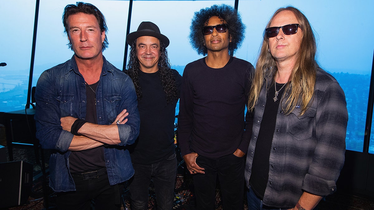 Alice in Chains, Sean Kinney, tur iptali, sağlık sorunları, davulcu, konser, müzik festivali, rock grubu, hayranlar, destek, tıbbi acil durum, iyileşme dilekleri, müzik haberleri, Mike Starr, Layne Staley, Jerry Cantrell, Mike Inez, William DuVall, Grammy ödülleri, VH1, hard rock, Seattle
