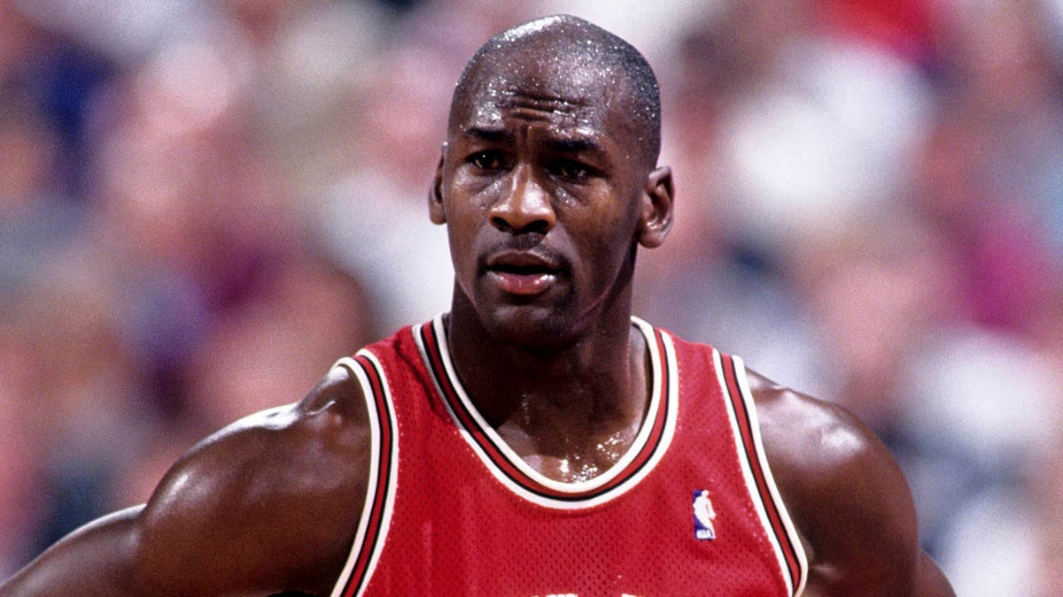 Michael Jordan, NBA, NBC, Basketbol, Spor, Haberler, Rick Cordella, Chicago Bulls, Charlotte Hornets, 23XI Racing, NASCAR, NBA Şampiyonası, Peacock, Fox News, Medya Hakları, Michael Jordan geri dönüyor, NBC Spor, Basketbol analizi, Basketbol yorumcusu, NBA yayınları, Basketbol efsanesi, Basketbol kariyeri, NBA Finalleri, NBA MVP, All-Star, Washington Wizards, Comcast, Amazon
