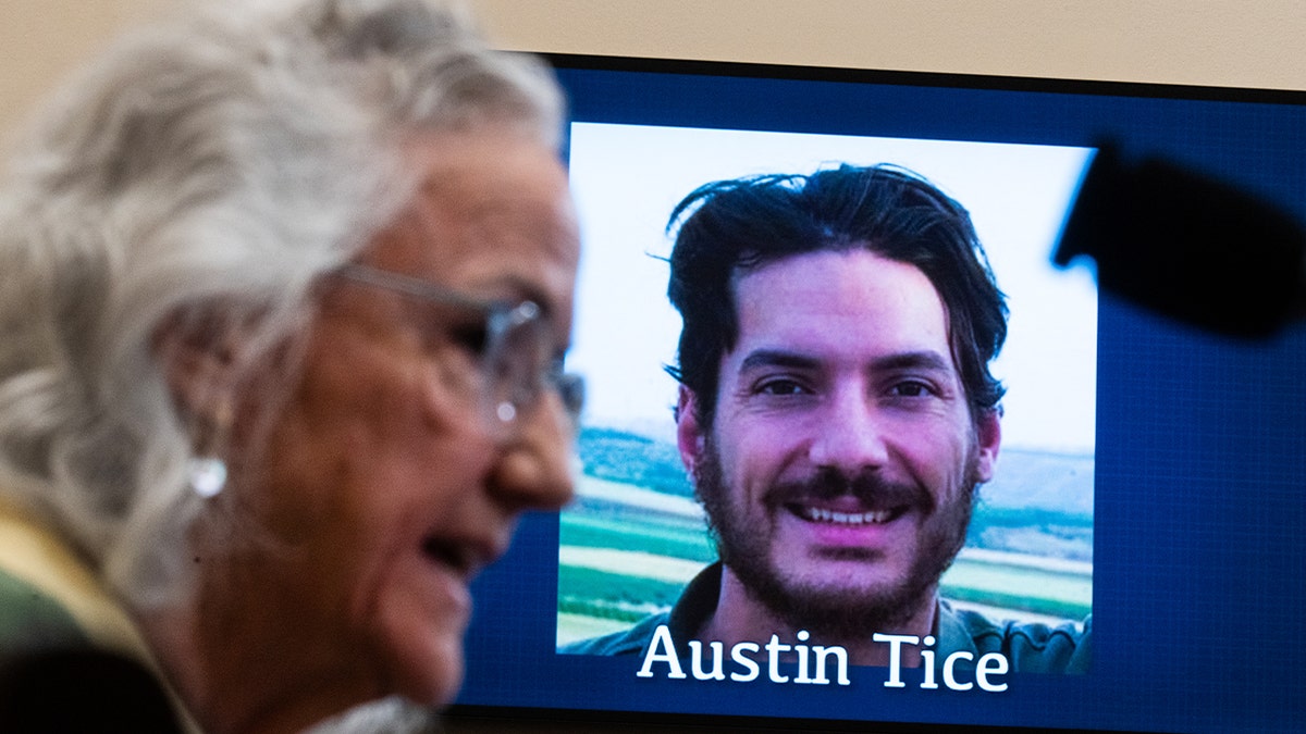 Austin Tice, kayıp gazeteci, Suriye, ABD Deniz Piyadeleri, fidye, rehin, Katar, IŞİD, ceset, arama, FBI, ödül, Georgetown Hukuk Fakültesi, Şam, kaçırılma, aile açıklaması, yanlış rapor, haber düzeltmesi, uluslararası arama çabaları, çözüme kavuşturulmamış dava, Austin Tice, kayıp gazeteci, Suriye, ABD Deniz Piyadeleri, fidye, rehin, Katar, IŞİD, ceset, arama, FBI, ödül, Georgetown Hukuk Fakültesi, Şam, kaçırılma, aile açıklaması, yanlış rapor, haber düzeltmesi, uluslararası arama çabaları, çözüme kavuşturulmamış dava
