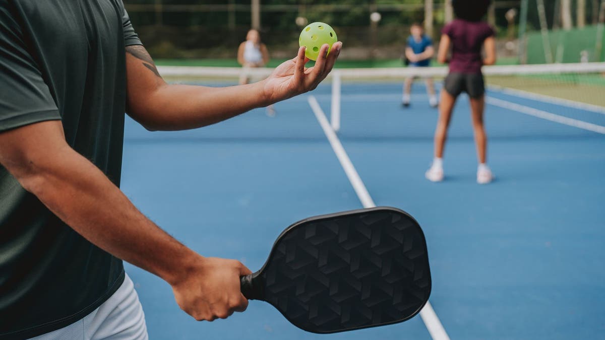 pickleball, yeni başlayanlar, ekipman, raket, top, ağ, ayakkabı, giyim, kurallar, antrenman, set, ONIX, Recess Pickleball, Franklin Sports, Selkirk, HEAD, ASICS, Gamma Sports, Nike, Pickleball Tutor, spor, hobi, açık hava, aktivite, kılavuz, satın alma rehberi, indirimler, fiyatlar, değerlendirme
