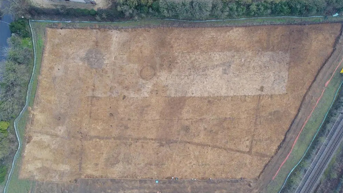 Arkeoloji, Bronz Çağı, İngiltere, Suffolk, Ipswich, Europa Yolu, Kaza, Mezar, Yakma Töreni, Yerleşim, Tarih, Tarihi Eserler, Neolitik, Demir Çağı, Orta Çağ, Keşif, Kazı, Arkeologlar, River Gipping, Cotswold Arkeolojisi, Oxford Arkeolojisi, Suffolk İlçe Konseyi Arkeoloji Servisi, Chris Thatcher, Philip Faircloth-Mutton
