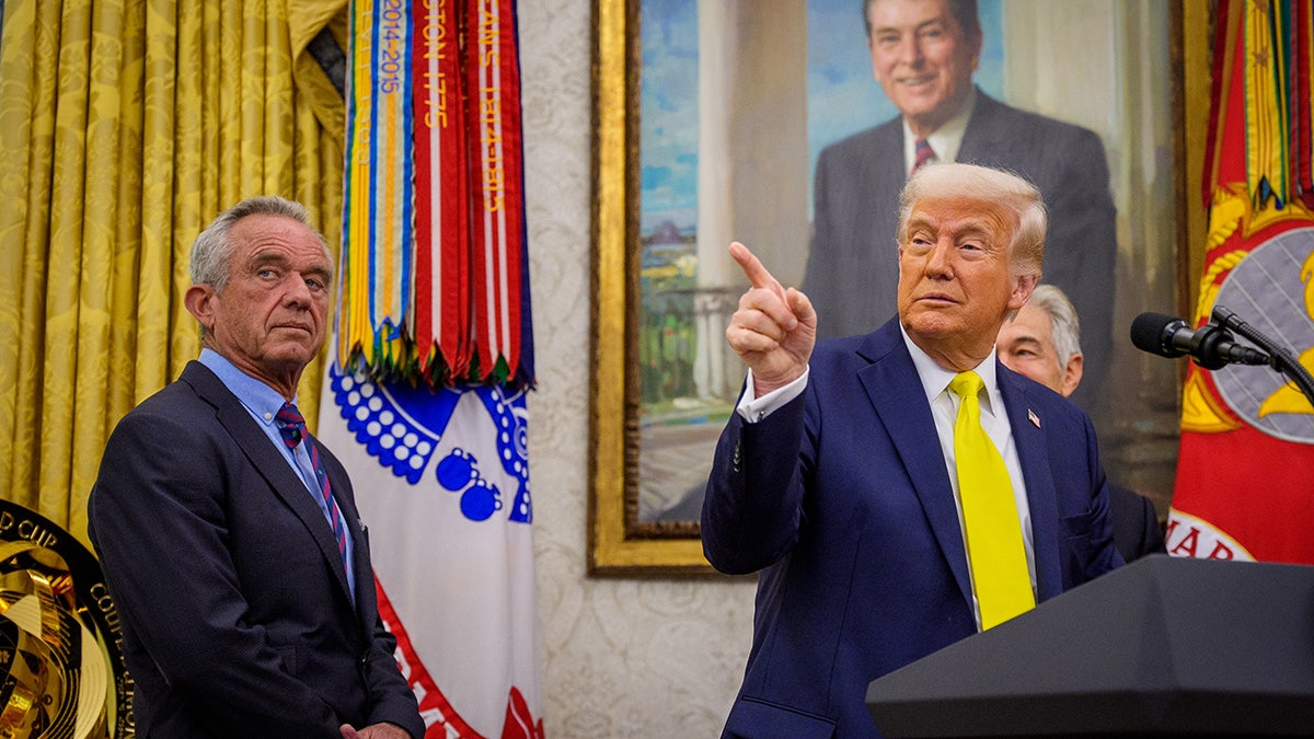 İlaç fiyatları, Donald Trump, Büyük ilaç şirketleri, En çok kayrılan ulus, Sağlık hizmetleri, Eczacılık, İlaç endüstrisi, İlaç fiyatlandırması, ABD Ticaret Temsilcisi, Ticaret Bakanı, Sağlık ve İnsan Hizmetleri Bakanı, İlaç Araştırma ve Üreticileri Amerika, Medicare, Eczane Fayda Yöneticileri, Hastaneler, İndirimler, Avrupa fiyatları
