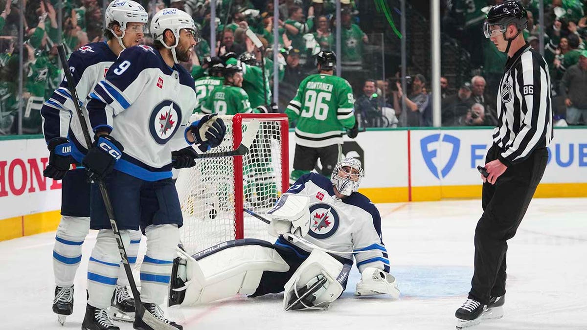 Dallas Stars, Winnipeg Jets, Stanley Cup Playoffs, Alexander Petrovic, Connor Hellebuyck, Scott Arniel, Peter DeBoer, Mikko Rantanen, NHL, goal controversy, video review, Game 3, hockey, playoff series, spor haberleri
