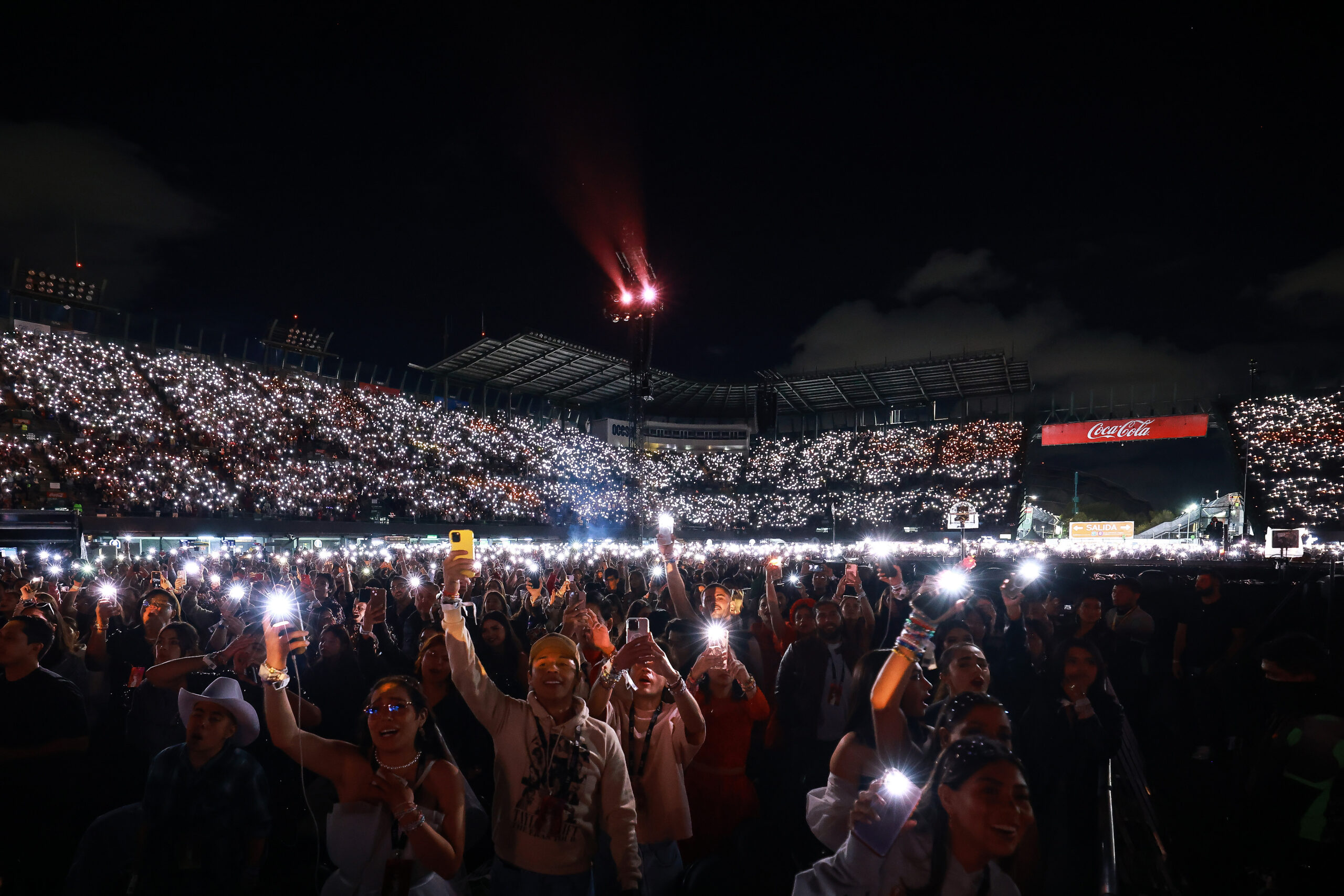 stadyum konserleri, konser deneyimi, bilet fiyatları, Ticketmaster, Live Nation, Beyoncé, Cowboy Carter Tour, Eras Tour, Taylor Swift, Gen Z, sosyal medya, konser kültürü, müzik endüstrisi, canlı müzik, konser sorunları, VIP deneyimi, akustik, izleyici şikayetleri, konser trendleri, müzik, sanatçılar, konser eleştirisi, festival havası, konser anıları, bilet satışı, tüketim alışkanlıkları, konser modası, stadyum turu, bilet, müzik deneyimi, Türkiye
