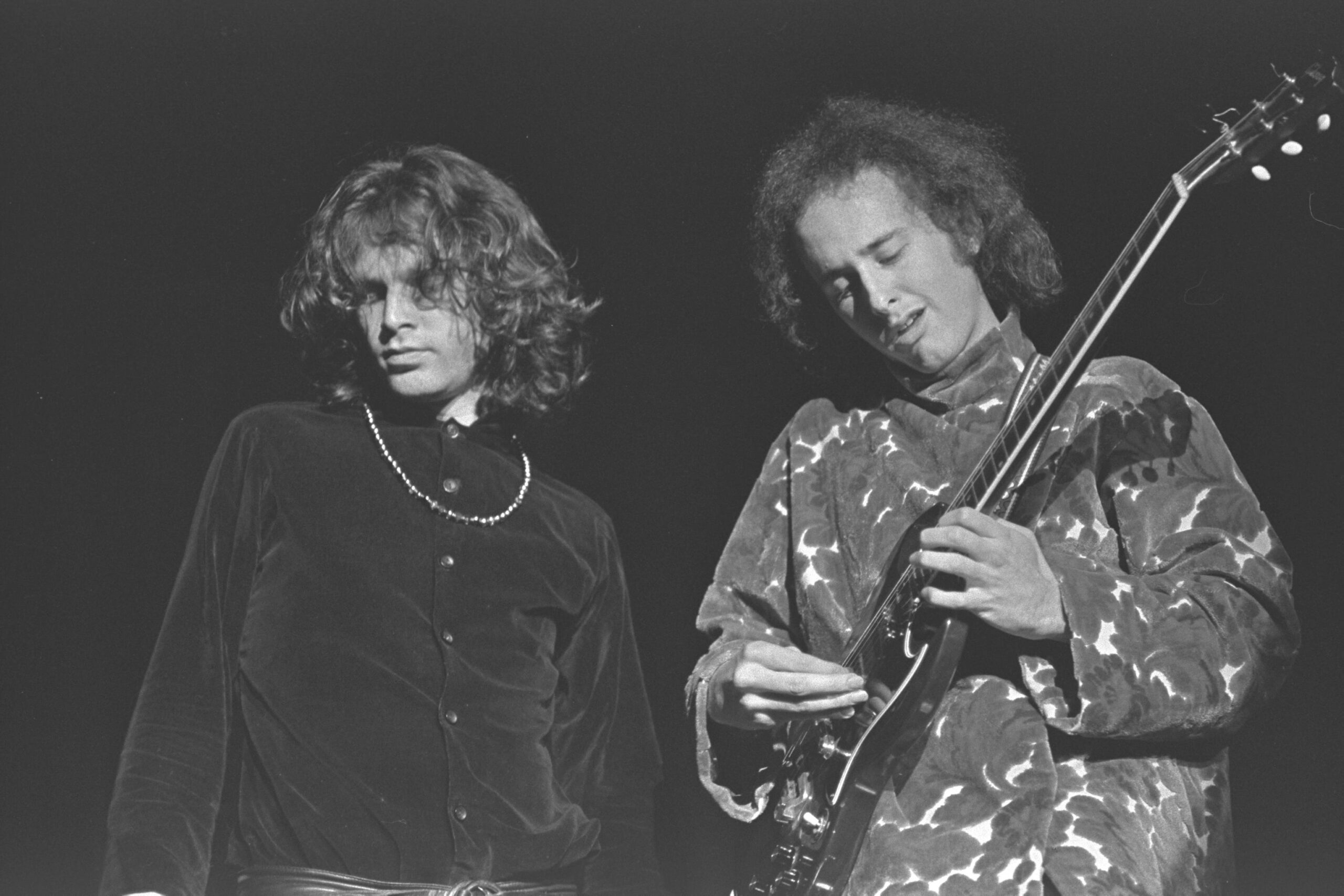 Robby Krieger, The Doors, Jim Morrison, Night Divides the Day, rock müzik, müzik antolojisi, rock grubu, gitarist, müzik tarihi, otobiyografi, müzik kitabı, anılar, Röportaj, Los Angeles müzik, efsanevi müzisyenler, rock'n roll, müzik kültürü, 1960lar müziği
