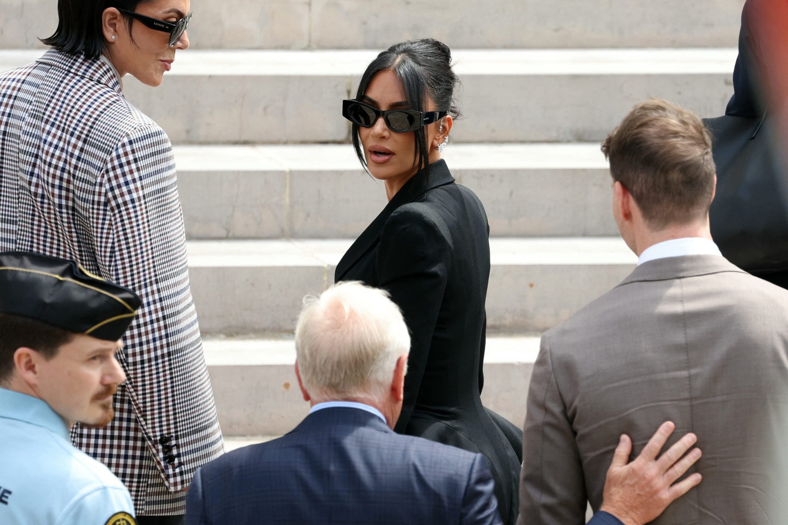 Kim Kardashian, Paris soygunu, Mücevher hırsızlığı, Silahlı soygun, Duruşma, Tanıklık, Kris Jenner, Kourtney Kardashian, Ye, Kanye West, Simone Harouche, Post-travmatik stres, Moda haftası, Ceza davası, Soyguncular, Nişan yüzüğü, Otel, Gasp, Adalet
