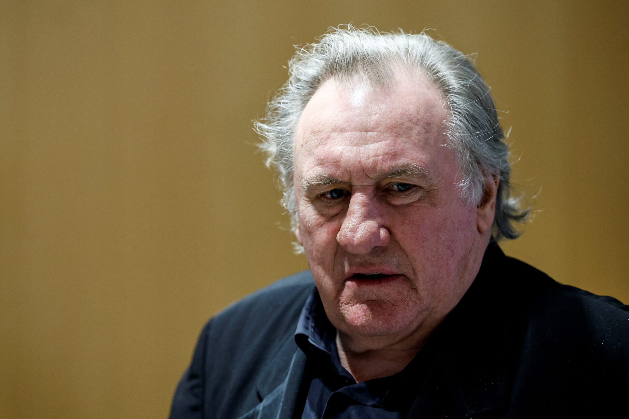 Gérard Depardieu, Fransız aktör, cinsel saldırı, mahkumiyet, dava, film kariyeri, Les Valseuses, 1900, Son Metro, Cyrano de Bergerac, Yeşil Kart, Babam Kahraman, Guillaume Depardieu, Julie Depardieu, Elisabeth Depardieu, Magda Vavrusova, César Ödülü, Cannes Film Festivali, Akademi Ödülü, Melina Khan
