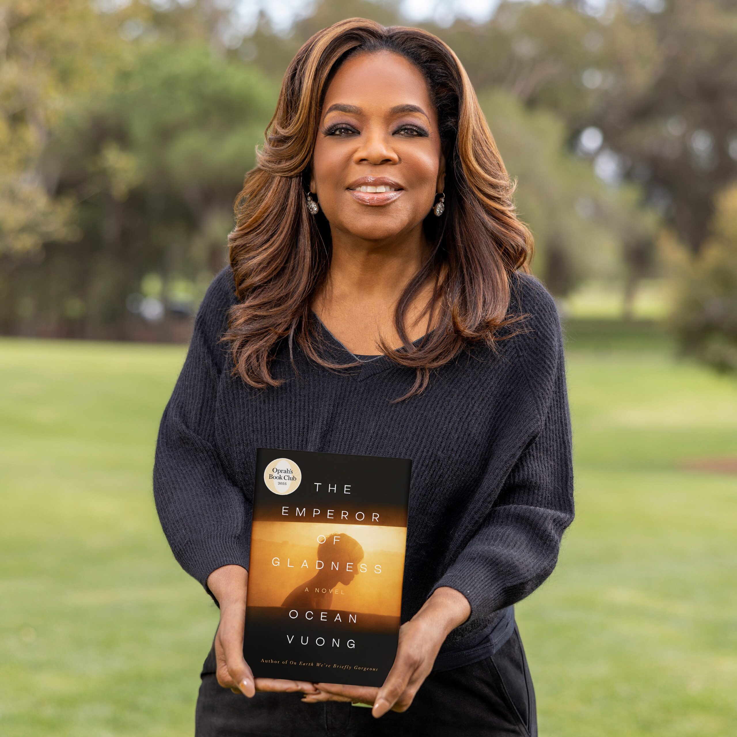 Oprah Winfrey, Oprah'nın Kitap Kulübü, Ocean Vuong, Mutluluğun İmparatoru, kitap önerisi, roman, şiir, Amerikan edebiyatı, Connecticut, işçi sınıfı, intihar, yaşlılık, bakıcı, beklenmedik bağlar, sevgi, emek, yalnızlık, Amerikan hayatı, MacArthur Fellowship, Amerikan Kitap Ödülü, Clare Mulroy, USA TODAY, kitap muhabiri, kitap eleştirisi, kitap haberleri
