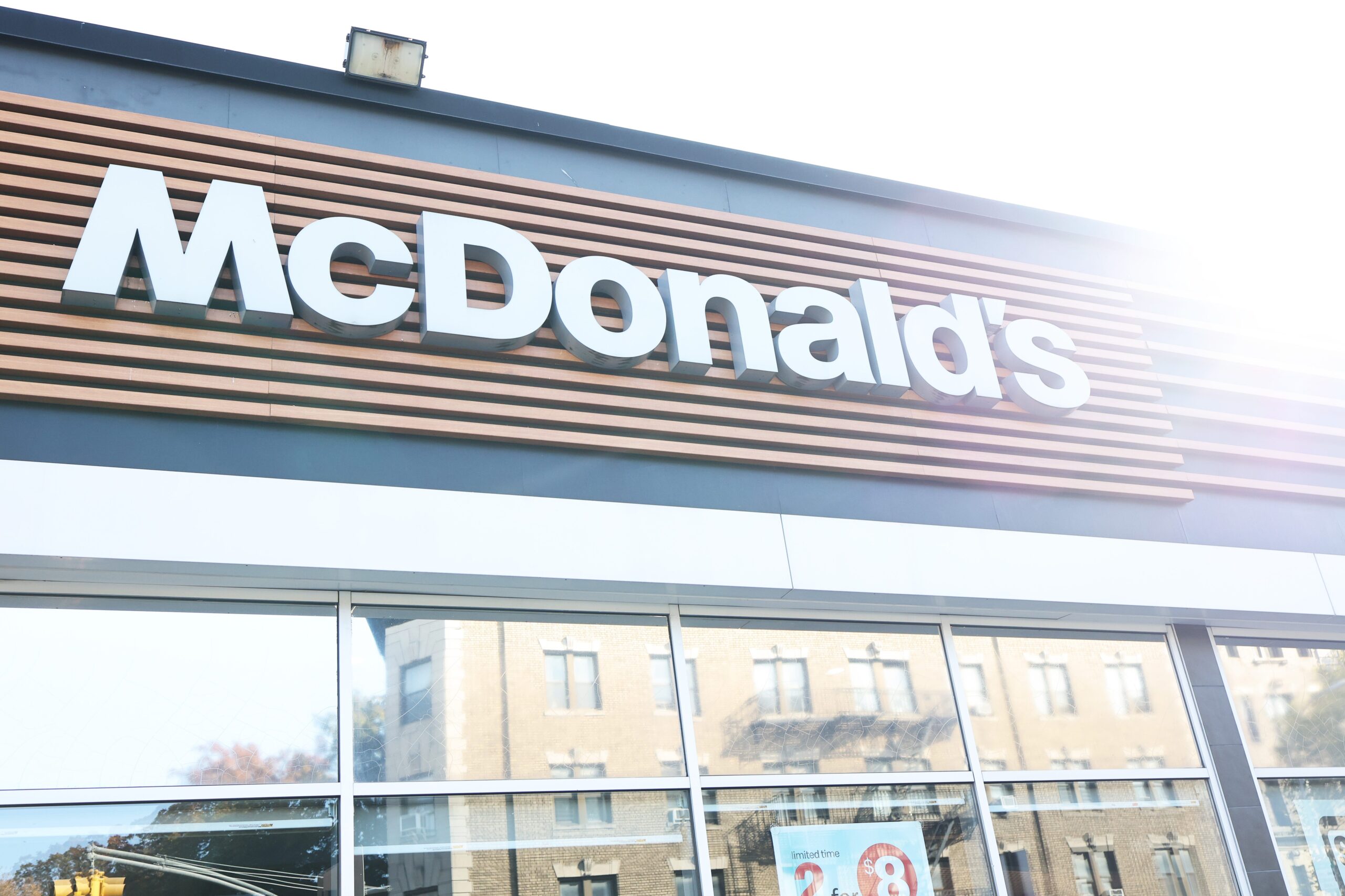 McDonalds işe alım, McDonalds istihdam, yaz işleri, fast food işleri, ABD iş piyasası, Joe Erlinger, Lori Chavez-DeRemer, Jim Tressel, McDonald's restoranları, 2027 restoran hedefi, McDonalds ciro oranı, Melina Khan, ABD ekonomisi, iş fırsatları, McDonalds satışları, Donald Trump McDonalds, fast food sektörü, McDonalds kariyer, McDonalds iş ilanları, yazlık işler
