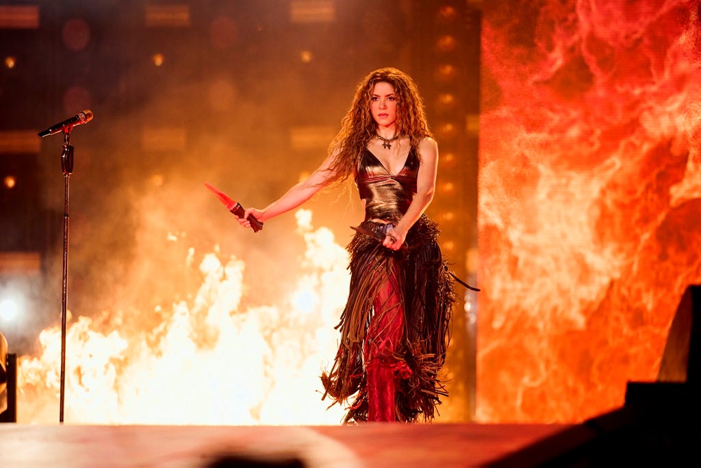 Shakira, Latin müzik, Grammy Ödülleri, Latin Grammy Ödülleri, pop müzik, bachata, reggaeton, rock müzik, Kolombiya, La Tortura, Loca, She Wolf, Whenever Wherever, hip dansı, Las Mujeres Ya No Lloran, Cardi B, Karol G, Rauw Alejandro, Bank of America Stadium, Charlotte, Kuzey Carolina, konser, turne, New York, Chicago, Washington D.C., Atlanta, Miami, Phoenix, San Diego, Meksika, Taylor Swift, Estadio GNP Seguros, Wyclef Jean, Alejandro Sanz, Milán, Sasha, Bad Bunny, Met Gala, Jimmy Fallon, Underneath Your Clothes, Hips Don't Lie, reggaeton'ın kökeni, Puerto Rico, şarkı yazımı, catharsis, konser deneyimi, hayranlar, rekorlar, setlist, kostümler, müzikal yolculuk, annelik, Kendrick Lamar, Bizarrap, crossover başarı, Ricky Martin, Enrique Iglesias, İspanyolca müzik, La Tortura, 2005, Alejandro Sanz.
