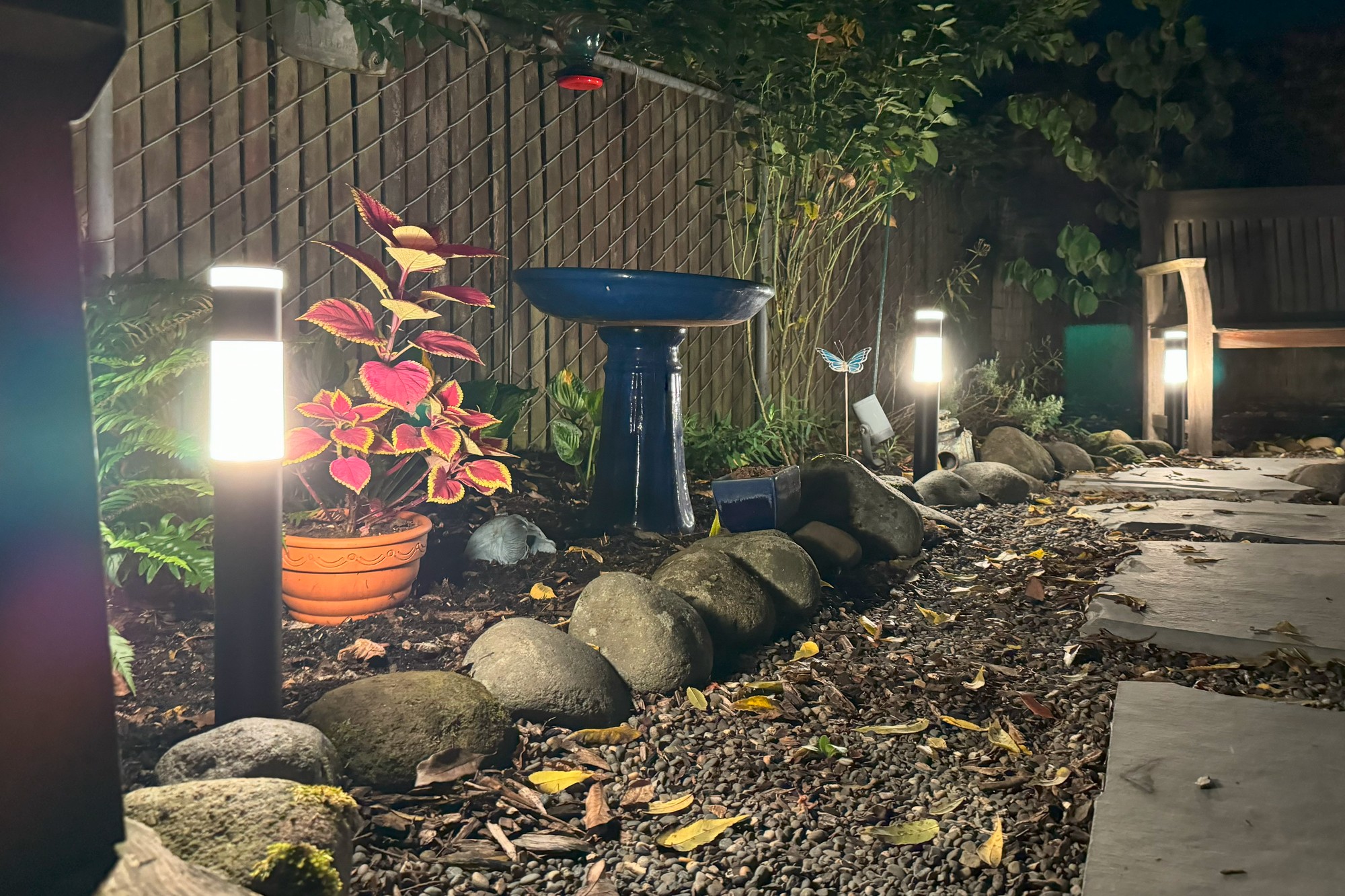Eufy Outdoor Pathway Lights E10, akıllı aydınlatma, bahçe aydınlatması, yol aydınlatması, peyzaj aydınlatması, ev güvenliği, Eufy kameralar, akıllı ev, inceleme, değerlendirme, fiyat, özellikler, Philips Hue, karşılaştırma, kablosuz, Wi-Fi, Bluetooth, RGBWW LED, renkli aydınlatma, ışık sıcaklığı, WonderLink, TechHive, Michael Brown
