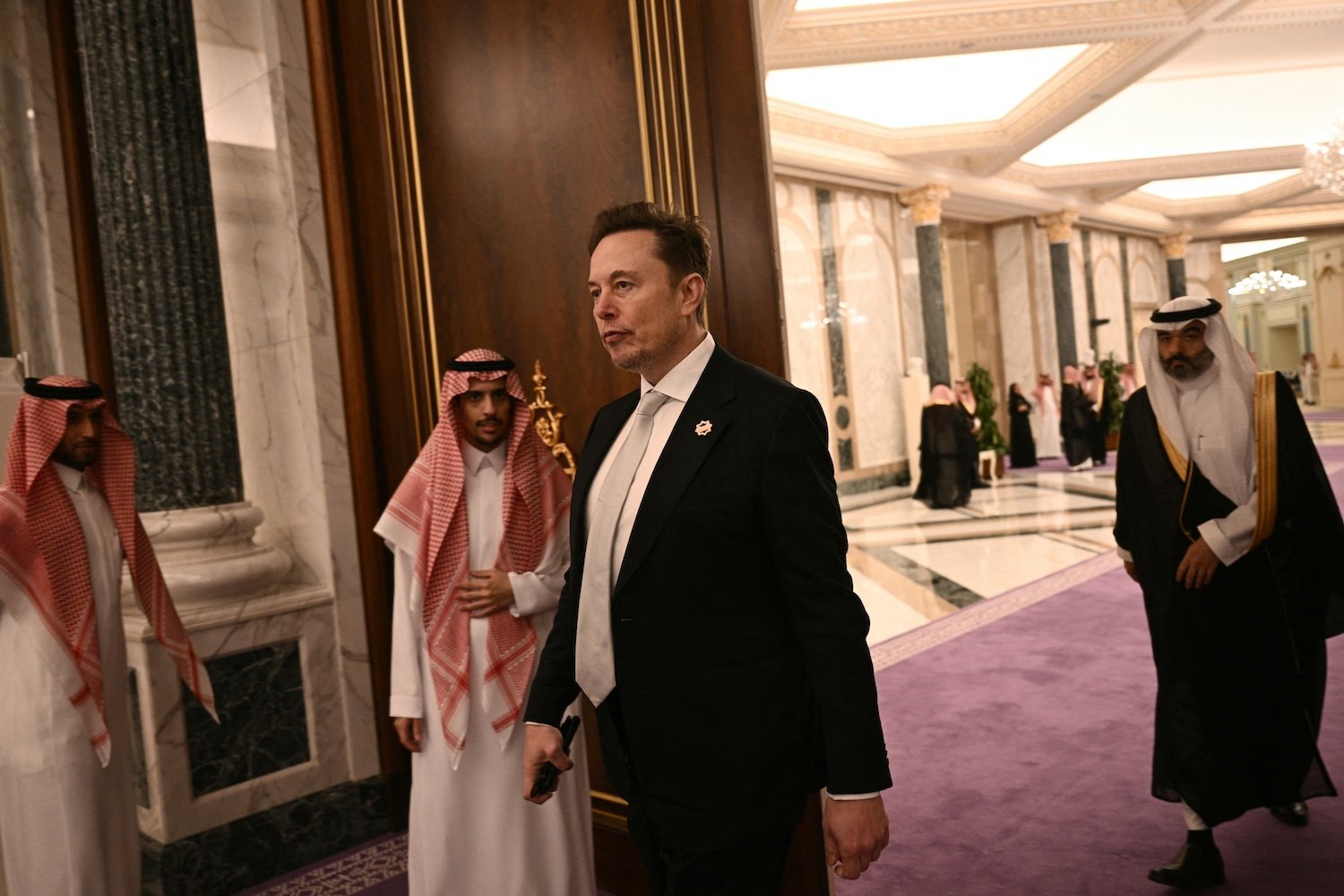 Elon Musk, Starlink, Suudi Arabistan, SpaceX, Donald Trump, Suudi-ABD Yatırım Forumu, robotaksi, Tesla, Otonom araçlar, Boring Company, tünel, Hyperloop, The Loop, Amerika PAC, humanoid robot, C-3PO, R2-D2, Lee Greenwood, Tanrı ABD'yi Korusun, Muhammed bin Selman, MBS, Alex Karp, Larry Fink, Andy Jassy, Jensen Huang, Nvidia, AI çipleri, Tim Cook, Amazon, Oracle, AMD, Uber, Qualcomm, Johnson & Johnson, Sam Altman, OpenAI, Jamal Khashoggi, askeri teçhizat
