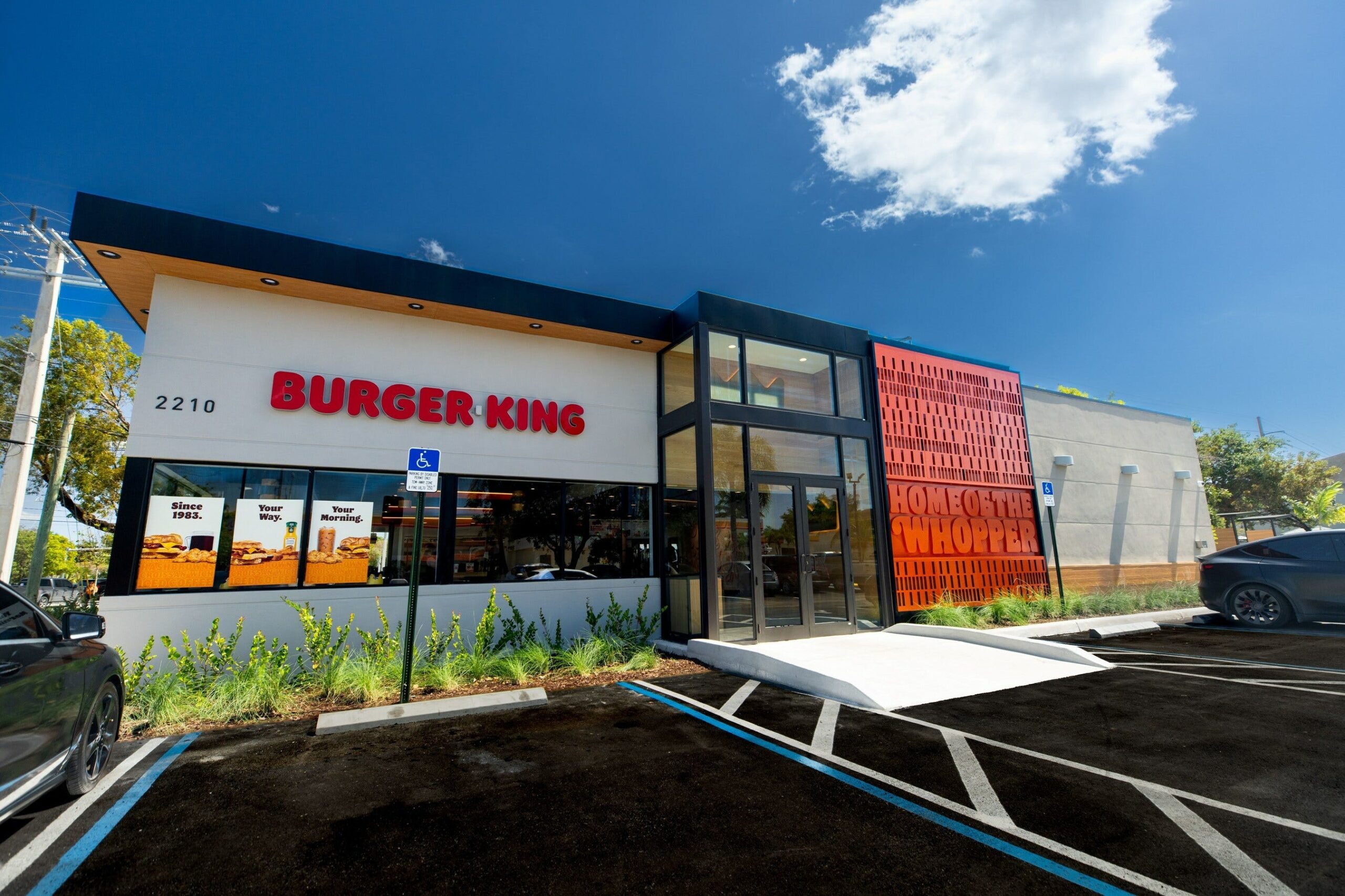 Burger King, fast food, restoran yenileme, Sizzle modern imaj, Reclaim the Flame planı, Restaurant Brands International, RBI, Joshua Kobza, satışlar, McDonald's, Wendy's, iflas, Consolidated Burger Holdings, hızlı servis restoranı, QSR, dijital sipariş, drive-thru
