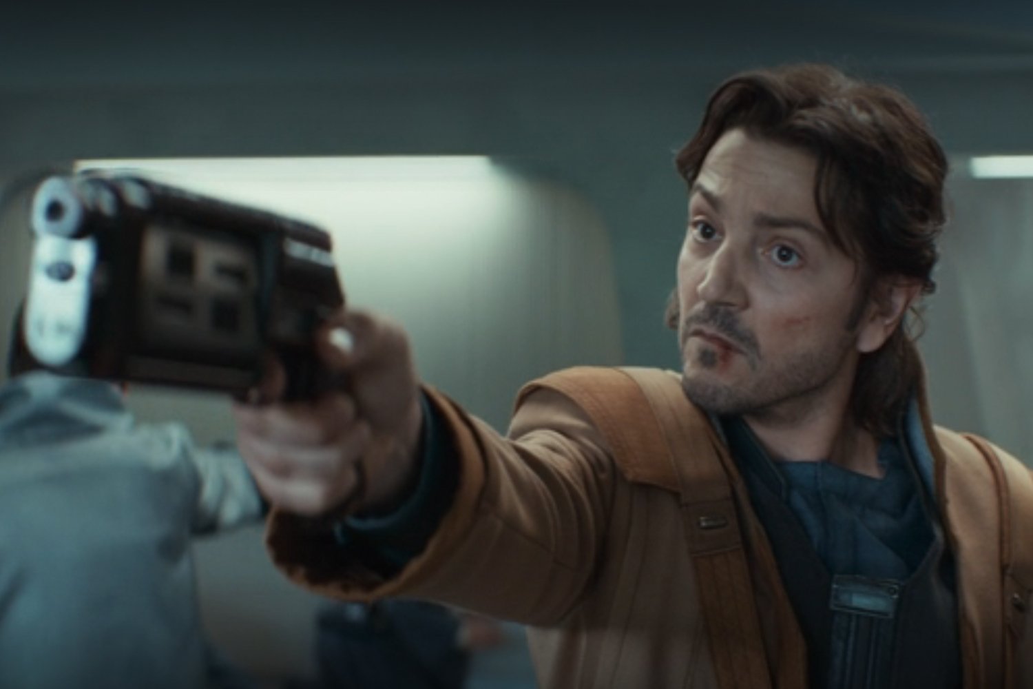 Star Wars, Andor, Cassian Andor, MW-20 Bryar pistol, blaster pistol, vuh-weeeeee, ses tasarımı, Kyle Katarn, Dark Forces, silah sesi, inceleme, analiz, greebling, bilim kurgu, Star Wars tarihi, Star Wars evreni, bilim kurgu silahları, televizyon dizisi

