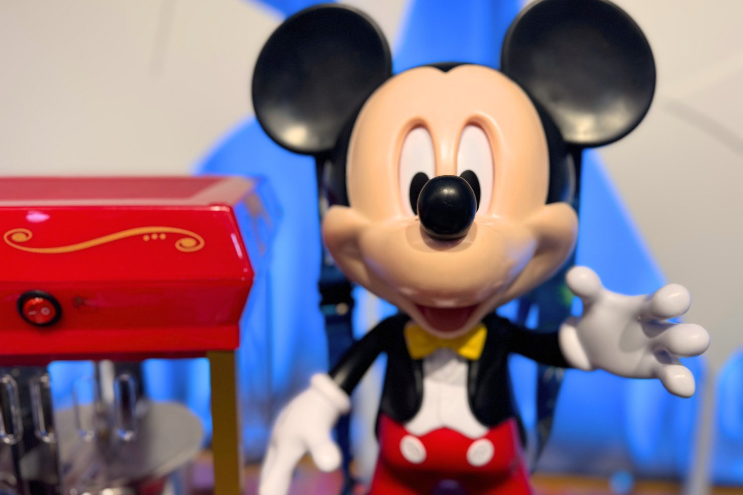 Disney, Mickey Mouse, popcorn kovası, robot, Disneyland, 70. yıl dönümü, interaktif oyuncak, teknoloji, io9, AMC Tiyatroları, Dune solucan kovası, sinema hatırası, konuşan oyuncak, hareketli oyuncak, sesli komut, M3GAN, Disneyland Resort, yaz, koleksiyonluk eşya, eğlence.