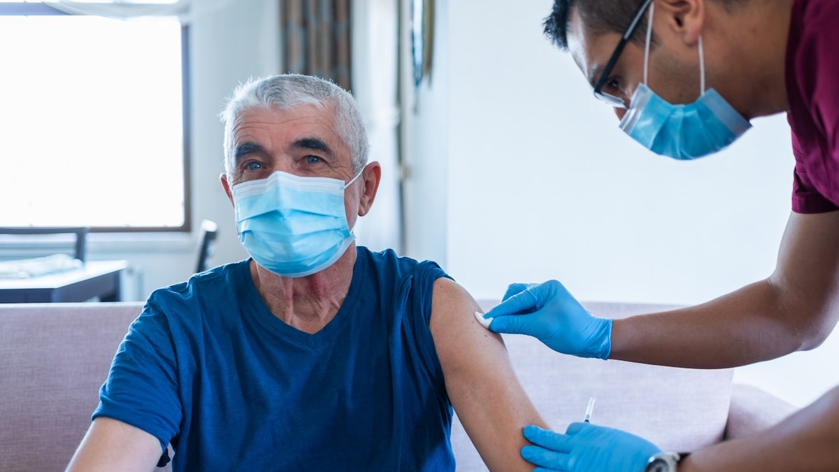 chikungunya aşısı, Ixchiq, yaşlı yetişkinler, FDA, CDC, güvenlik uyarısı, yan etkiler, ölüm, ensefalit, nörolojik olaylar, kardiyak olaylar, fayda-risk değerlendirmesi, seyahat, sivrisinek kaynaklı virüs, Valneva, halk sağlığı tehdidi
