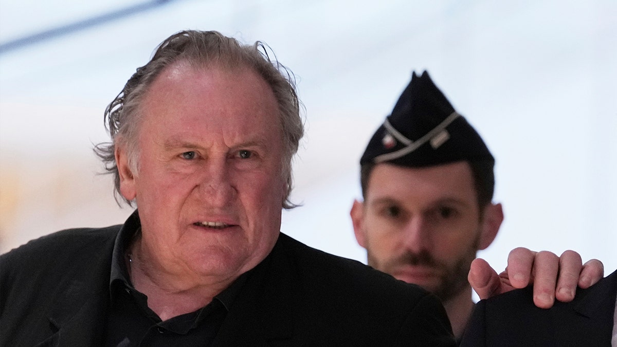 Gérard Depardieu, cinsel saldırı, taciz, #MeToo, Fransız sineması, yargılama, mahkeme kararı, hüküm, askıya alınmış hapis cezası, para cezası, seks suçlusu veri tabanı, Les Volets Verts, Yeşil Panjurlar, film seti, Carine Durrieu Diebolt, avukat, cezasızlık, Cannes Film Festivali, Cyrano de Bergerac, Charlotte Arnould, tecavüz, Vincent Perez, Fanny Ardant, Portekiz, Azor Adaları, savunma, itiraz, mağdur, cinsel istismar, film, oyuncu, Fransa, Fransız aktör, Jean-Claude Van Damme, seks ticareti, beraat, suçlama, delil yetersizliği, zaman aşımı, taciz iddiaları, kadına şiddet, cinsel davranış, mahkeme süreci, savunma stratejisi, hakaret, tazminat, hukuk, adalet, #MeToo hareketi, toplumsal tepki, film endüstrisi, ünlü, itibarsızlaştırma, sinema dünyası, destek, istismar, kötüye kullanım, mağdur hakları, cinsel taciz davası.
