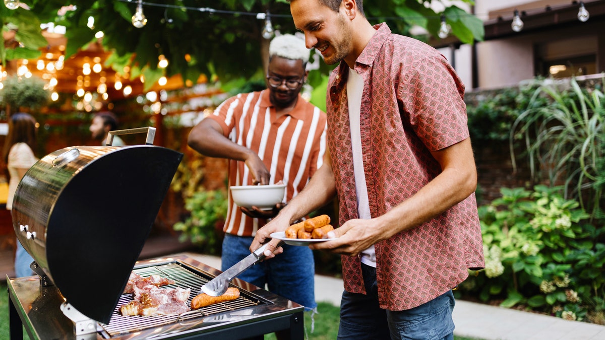 Barbekü, Izgara, Açık hava pişirme, Izgara rehberi, Izgara fırsatları, Mangal, Tütsüleme, Barbekü tarifleri, Izgara bakımı, Izgara aksesuarları, Elektrikli ızgara, Gazlı ızgara, Kömürlü ızgara, Odun ateşinde ızgara, Taşınabilir ızgara, Büyük ızgara, Küçük ızgara, Wi-Fi özellikli ızgara, Paslanmaz çelik ızgara, Izgara seti, Kamp ızgarası, Grilla Chimp Tailgater, Grilla Primate, Traeger Ironwood, Lifetime Hibrit ızgara, Captiva Designs, Weber Spirit S-425, Cuisinart Tütsüleyici, Charbroil FlavorMax, Expert Izgara, Royal Gourmet, Monument Grills, Izgara fırçası, Izgara eldivenleri, Izgara matı, Izgara temizliği, En iyi ızgaralar, Indirimli ızgaralar

