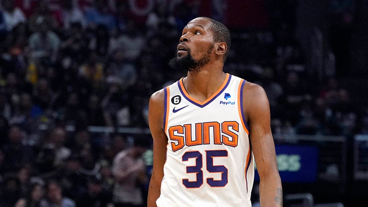 NBA Draft Lottery, Dallas Mavericks, San Antonio Spurs, Philadelphia 76ers, Kevin Durant, Phoenix Suns, Tanking, Charlotte Hornets, Washington Wizards, NBA Playoffs, Oklahoma City Thunder, Houston Rockets, Devin Booker, Bradley Beal, Mike Budenholzer, NBA, Basketbol, Draft, Piyango, Transfer, Rekabet, Takımlar, Oyuncular, Analiz
