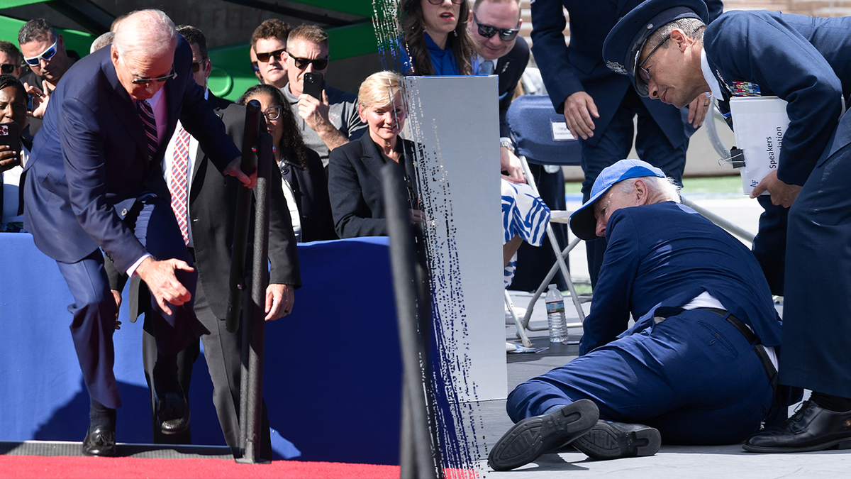 Joe Biden, Başkanlık, 2024 Seçimleri, Sağlık Durumu, Yaşlılık, Fiziksel Gerileme, Zihinsel Kapasite, Tekerlekli Sandalye, Beyaz Saray, Haberler, Politika, Jake Tapper, Alex Thompson, Orijinal Günah, Kamala Harris, Donald Trump, JD Vance, Tartışma Performansı, Sağlık Raporu, Gizli Belgeler, Robert Hur, Düşme, Sandık, Basın Sekreteri, Açıklama
