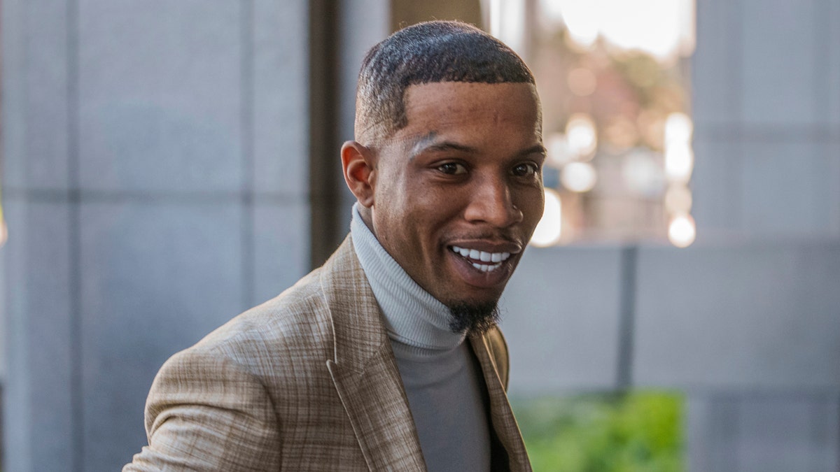 Meta anahtar kelimeler: Tory Lanez, Megan Thee Stallion, hapishane saldırısı, bıçaklanma, cezaevi, Kaliforniya, Tehachapi, Daystar Peterson, vurulma, hip-hop, müzik, dava, mahkeme, şiddet, adalet, suç, ceza, Kimberlin Michel, hapis, yaralanma, tıbbi yardım, soruşturma, Kern County Bölge Savcılığı, Megan Pete, Kylie Jenner, silah, mermi parçaları, taciz, koruma emri, Sonstar Peterson, Roc Nation, Jay-Z, Grammy, Savage, Beyoncé, Cardi B, WAP.
