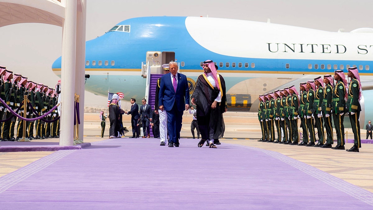 Trump, Orta Doğu, siyaset, kırsal Amerika, çete, ICE, tarife, ticaret, Sean Diddy Combs, jüri, İsrail, Karen Read, cinayet, kıskançlık, dezenformasyon, Biden, Rubio, Ulusal Polis Haftası, David Hogg, Demokrat Parti, Fox News, New Jersey, ICE, Bernie Sanders, özel jet, Amerikan malı, Jeff Bezos, Washington Post, yasa dışı göçmenler, Harvard, sosyal medya, Nike, trans gençlik, Amerikan kültürü, Sahil Güvenlik, uyuşturucu baskını, fırıncı, DNC, Gutfeld!, haberler, güncel olaylar, politika, ABD, Amerika
